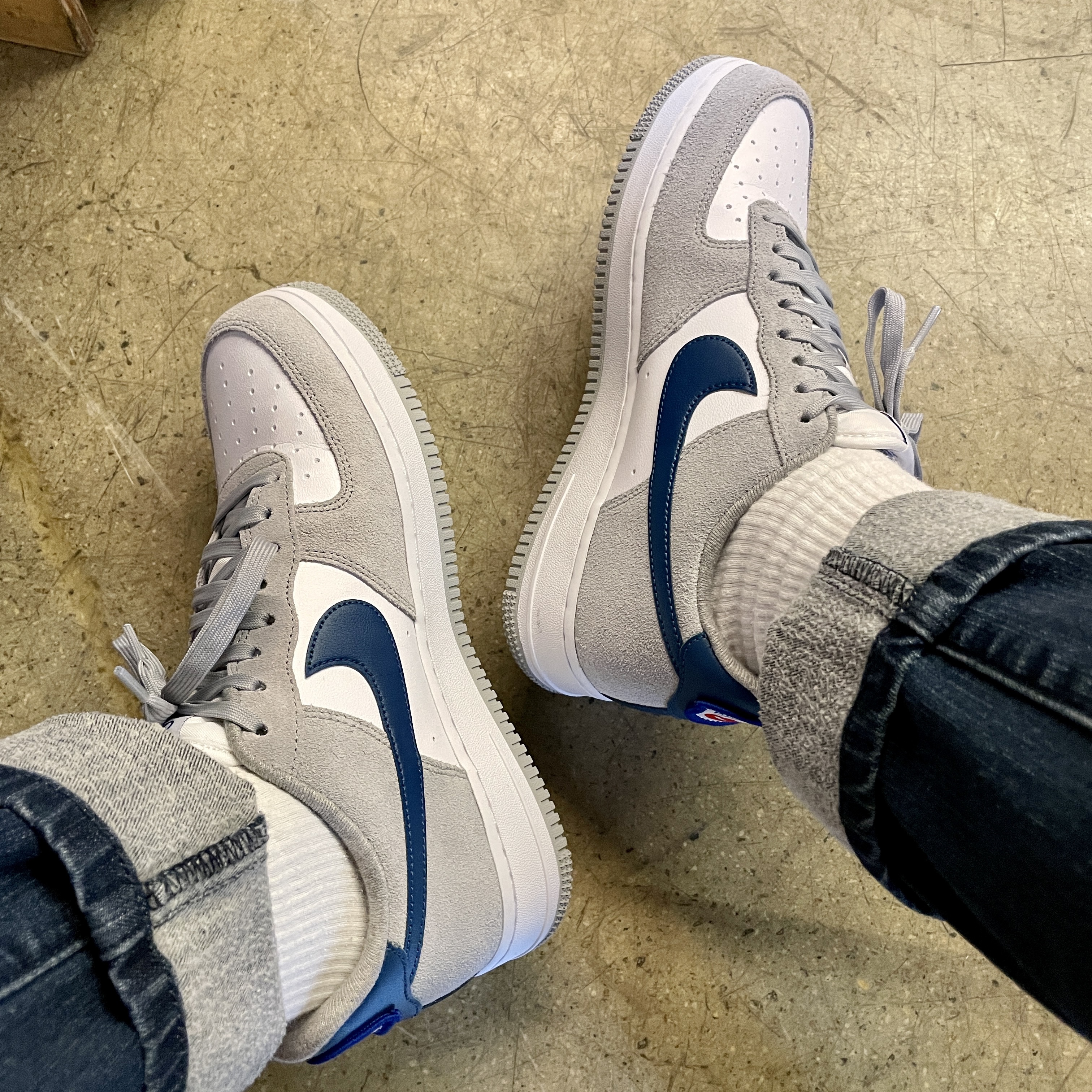 Nike Air Force 1 '07 LV8 Athletic Club Light Smoke Grey Marina 착용 스타일