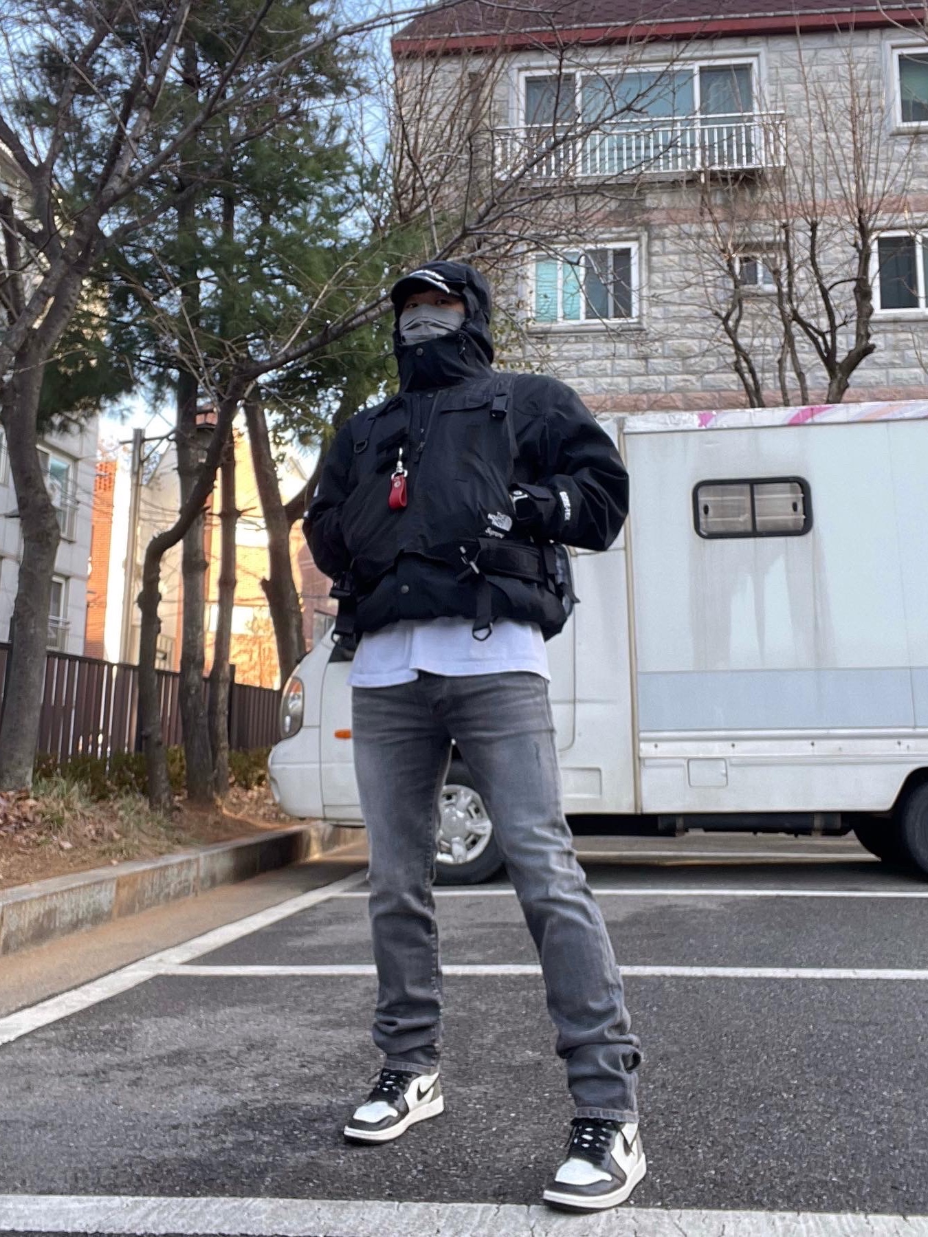 Undermycar Legion.03 Slim Fit Blue Stitch Washed Jeans Washed Gray, Supreme x The North Face RTG Jacket + Vest Black - 20SS 착용 스타일 - 3