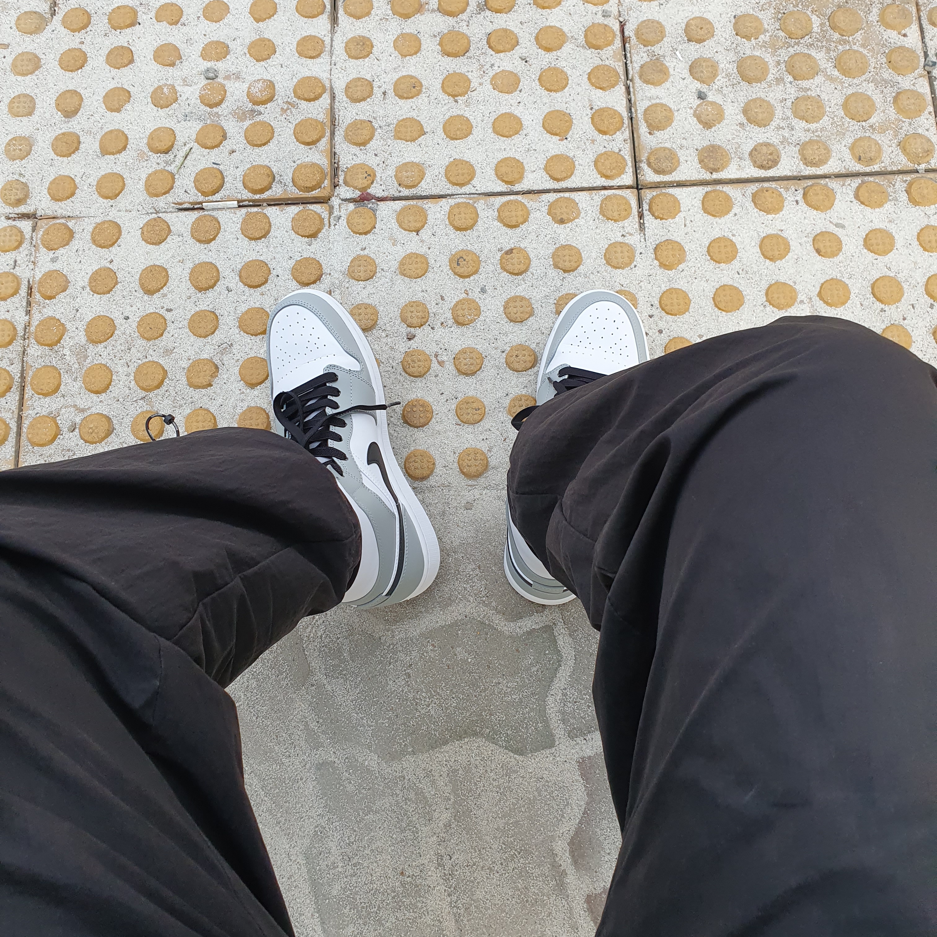 Jordan 1 Mid Light Smoke Grey 착용 스타일