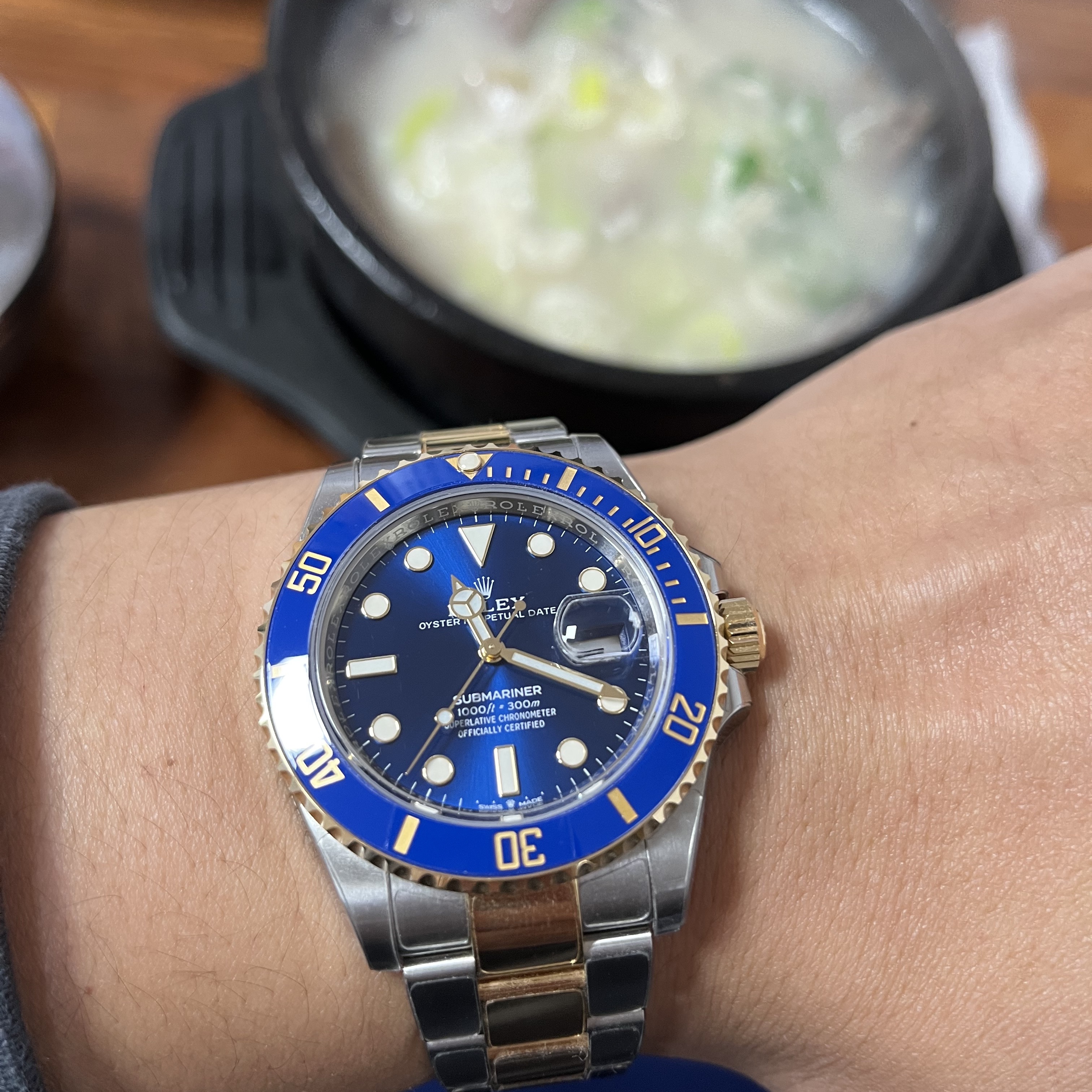 Rolex Submariner Date 41mm 126613LB Royal Blue Oyster 착용 스타일