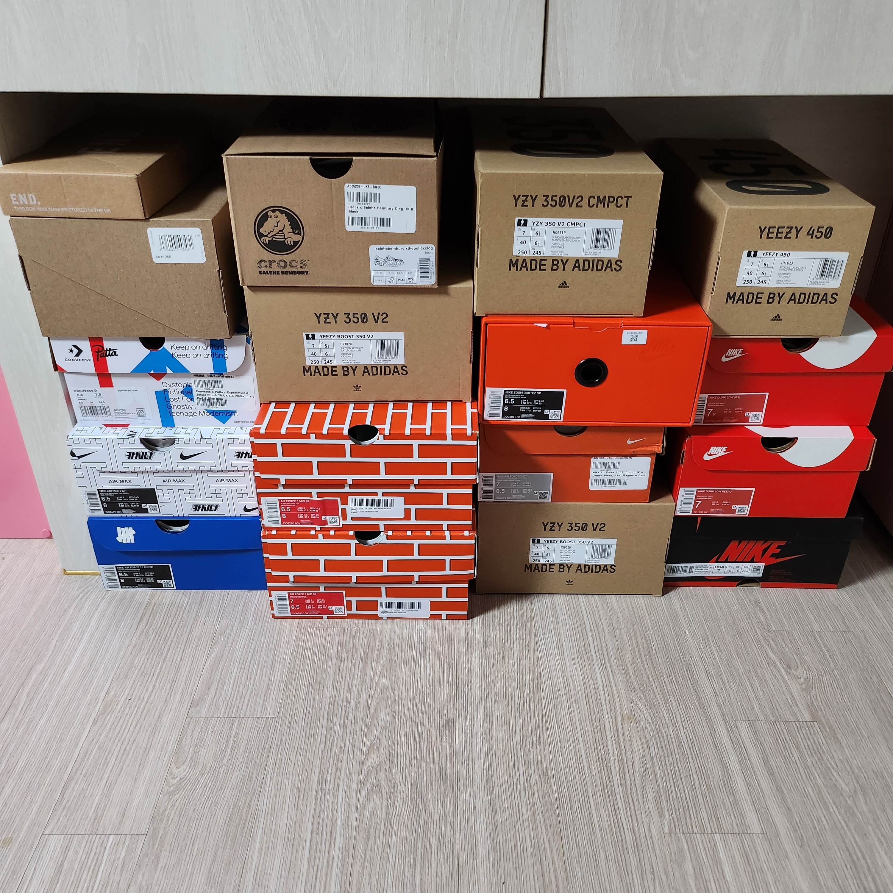 Adidas Yeezy Foam RNNR Sand, Converse x Patta x Experimental Jetset Chuck 70 High White 착용 스타일