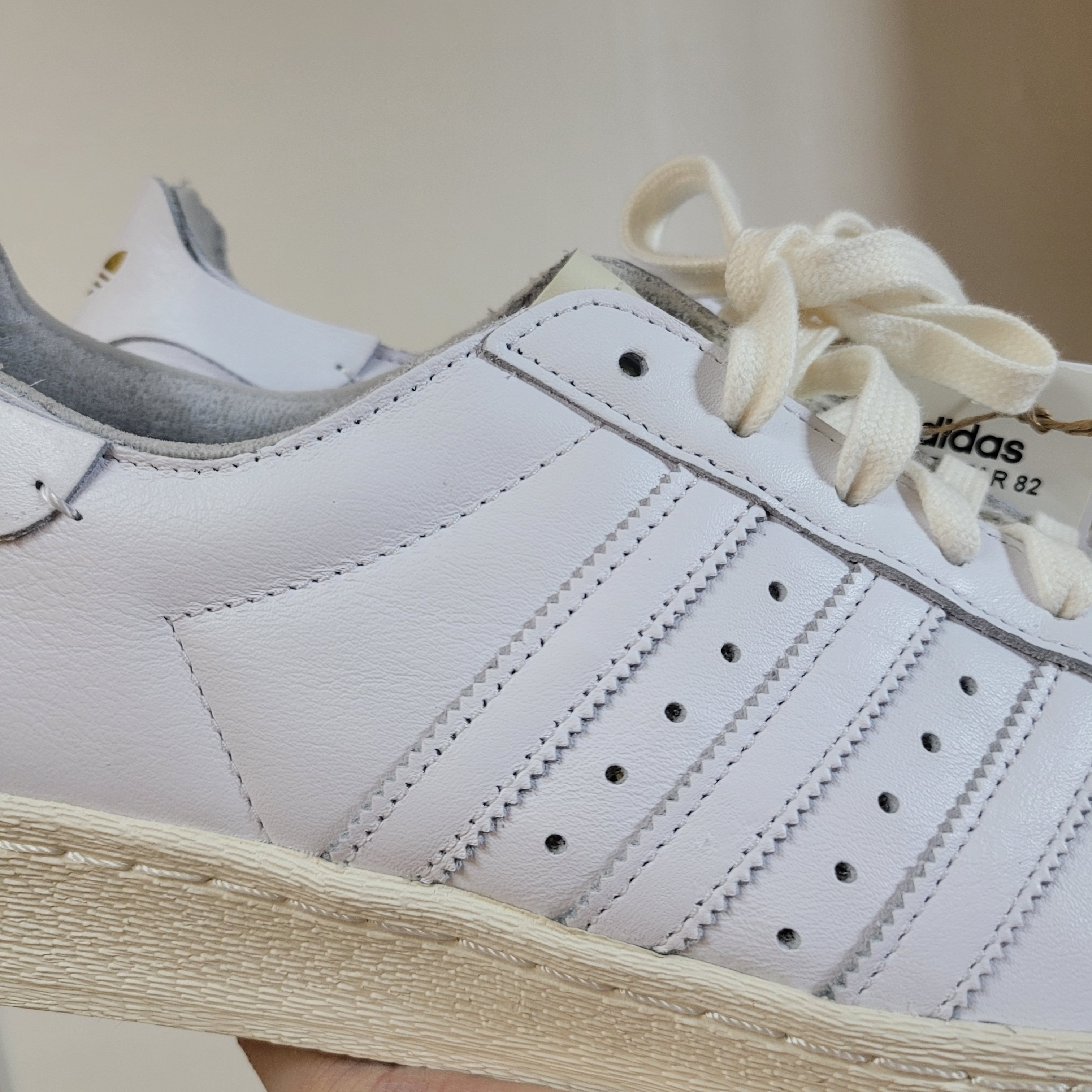 Adidas Superstar 82 Cloud White Off White 착용 스타일 - 2