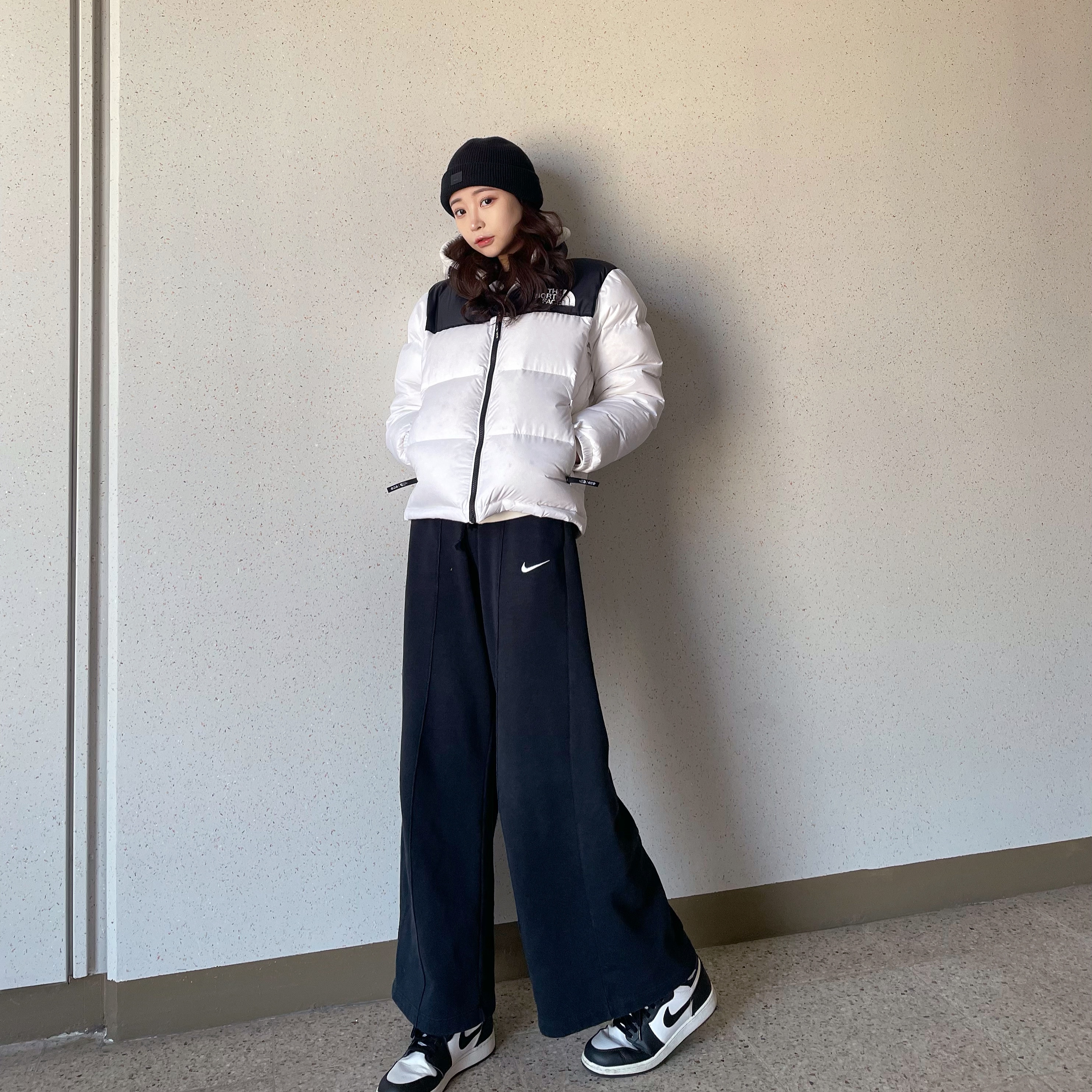 Acne Studios Ribbed Beanie Hat Black, The North Face 1996 Eco Nuptse Jacket White 착용 스타일 - 3
