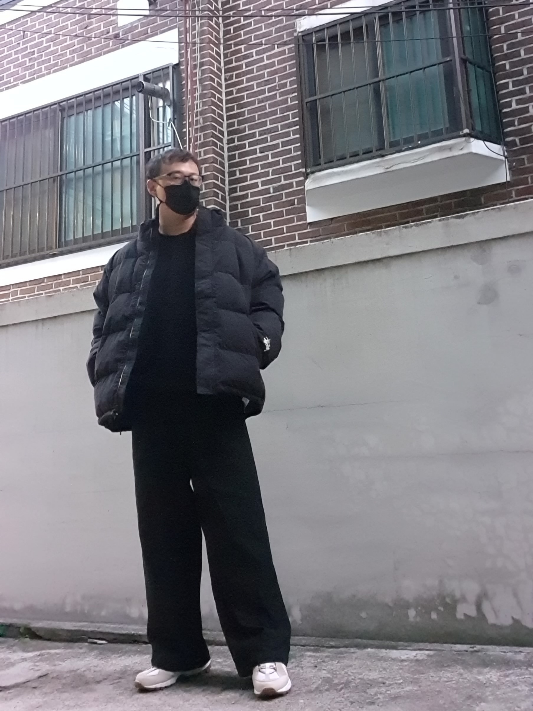 Stussy Ripstop Down Puffer Jacket Black, Nike x Jacquemus Air Humara LX Light Bone and Gold 착용 스타일 - 2