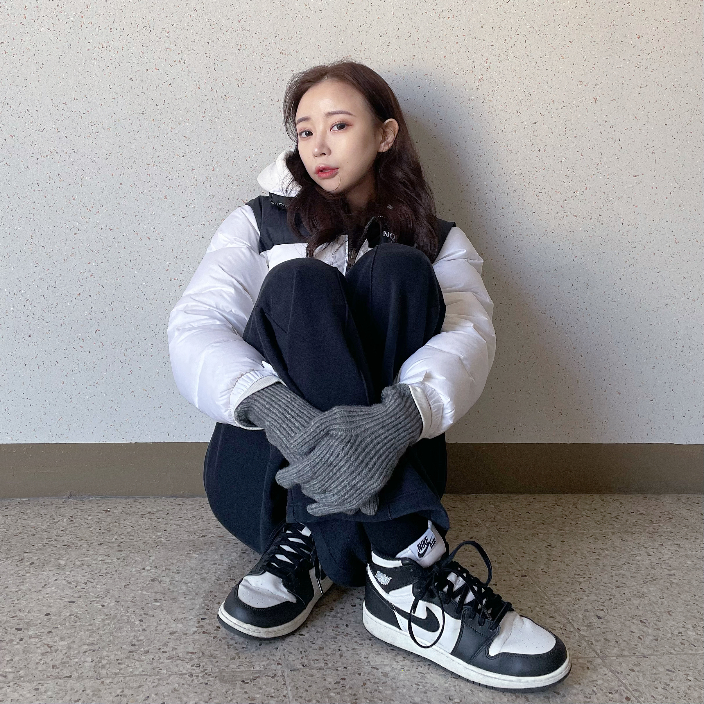 Acne Studios Ribbed Beanie Hat Black, The North Face 1996 Eco Nuptse Jacket White 착용 스타일 - 5