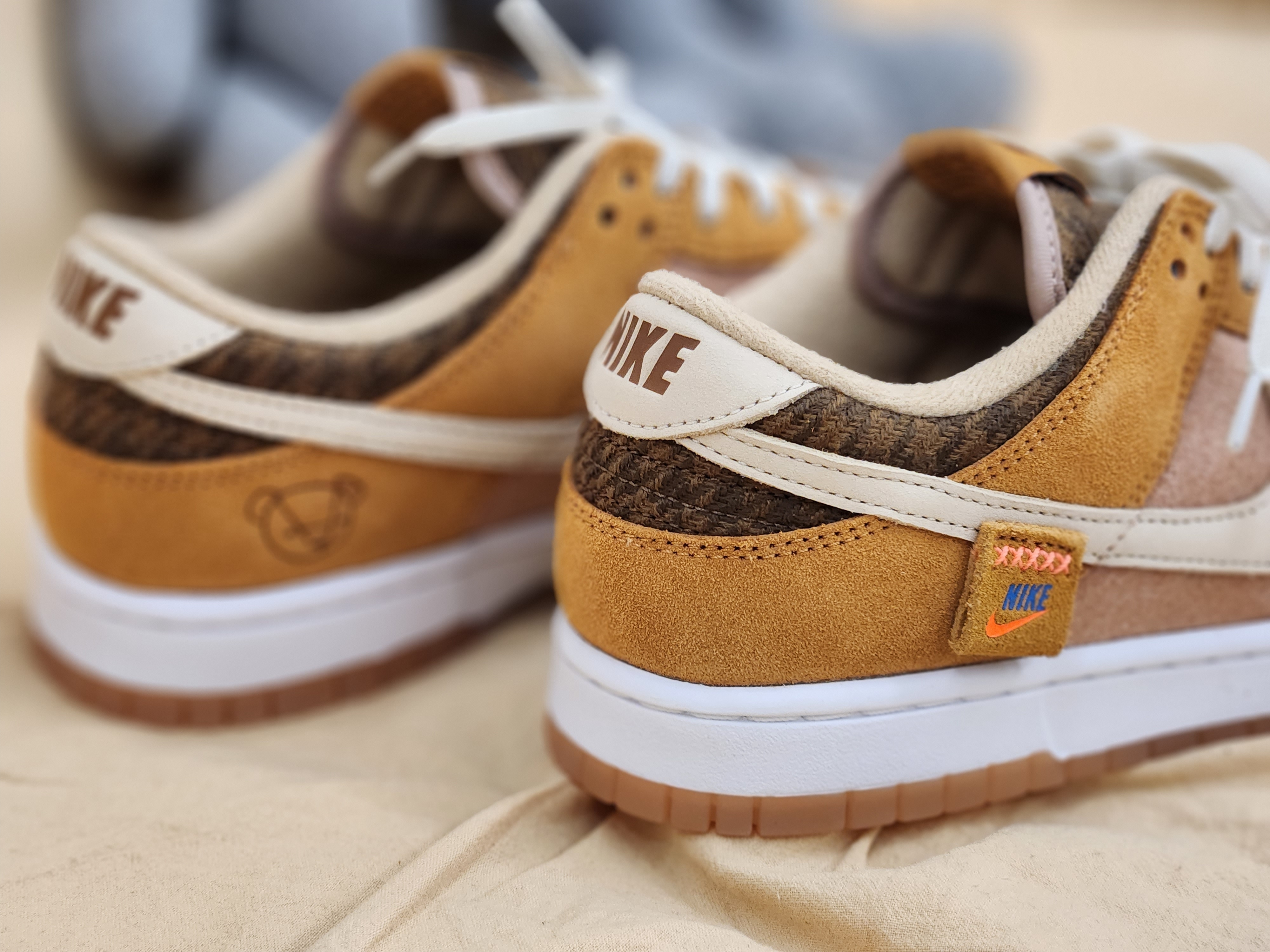 Nike Dunk Low SE Praline Desert Ochre 착용 스타일 - 2