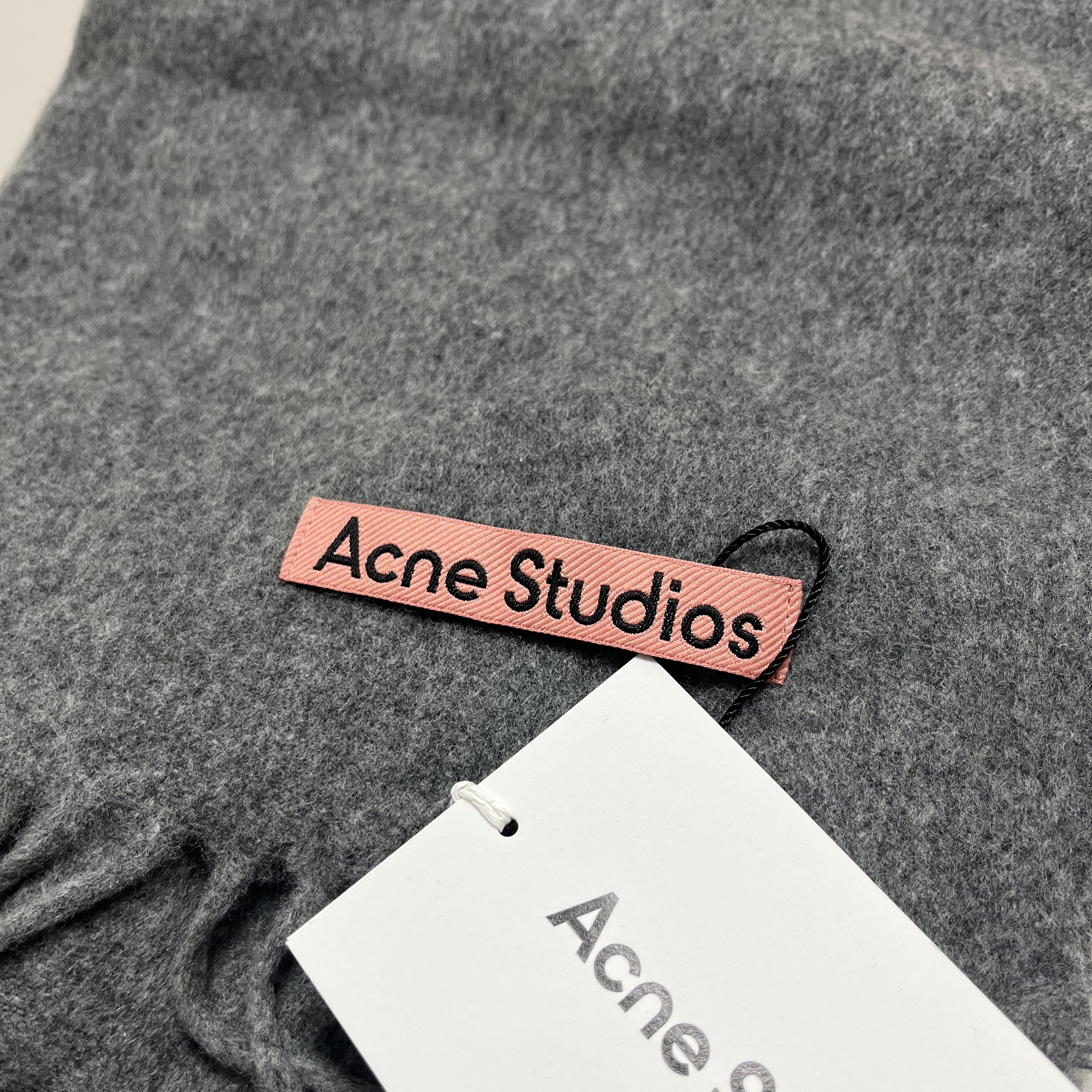 Acne Studios Narrow Wool Fringe Muffler Grey Melange 착용 스타일