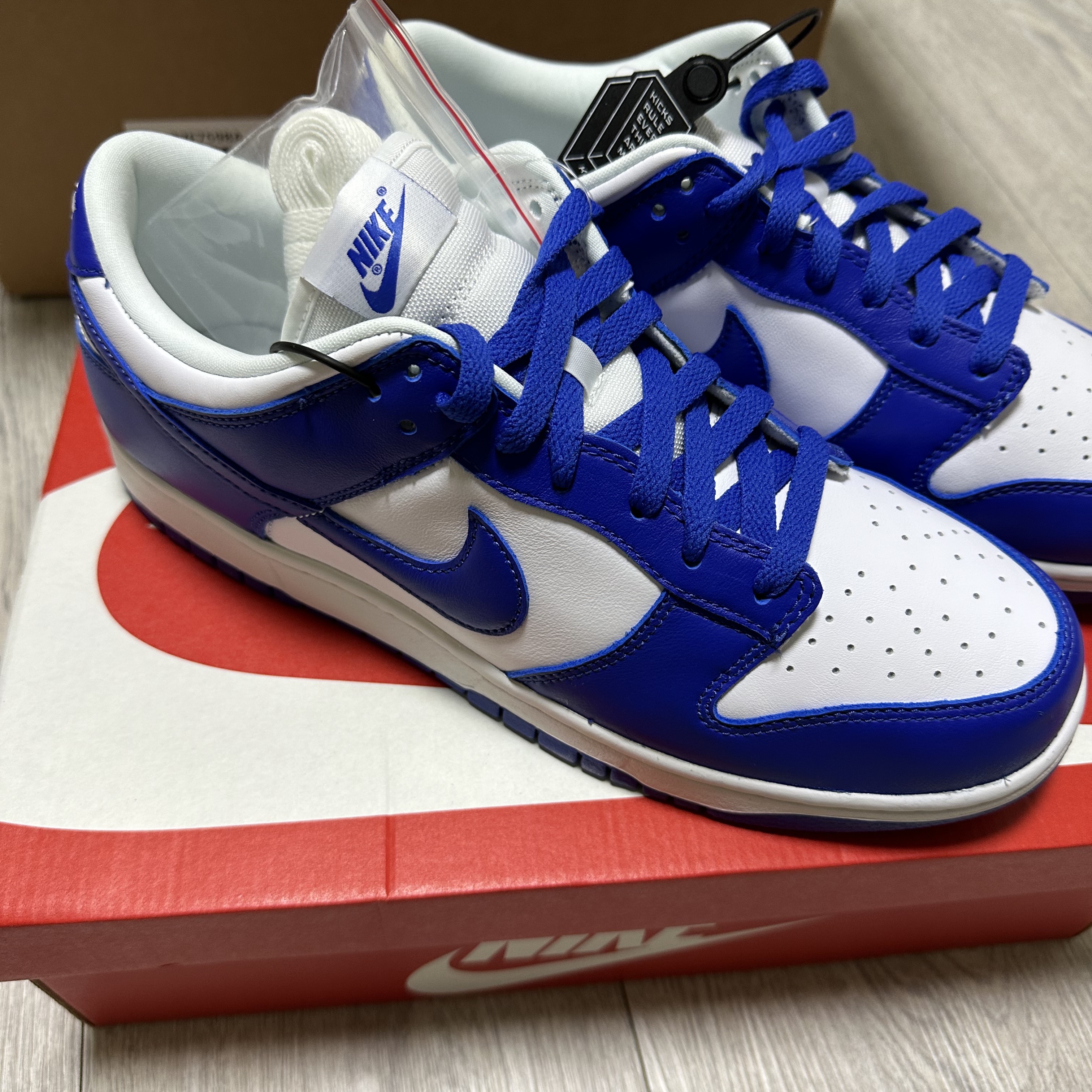 Nike Dunk Low SP Kentucky 2022, Jordan 1 Retro High OG CO.JP Midnight Navy 착용 스타일 - 1