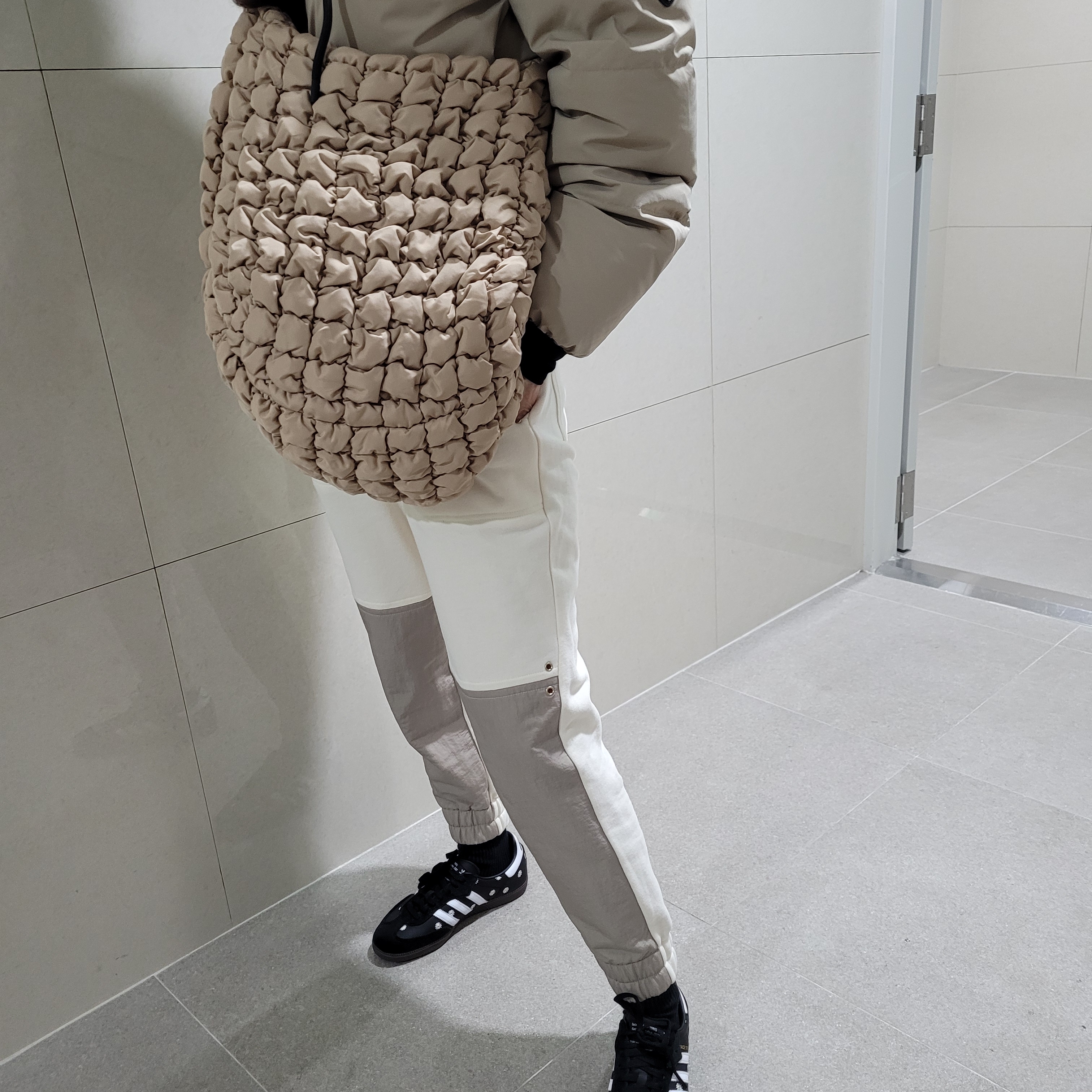 Adidas x Atmos x Face Samba OG Core Black, COS Quilted Oversized Shoulder Bag Beige 착용 스타일