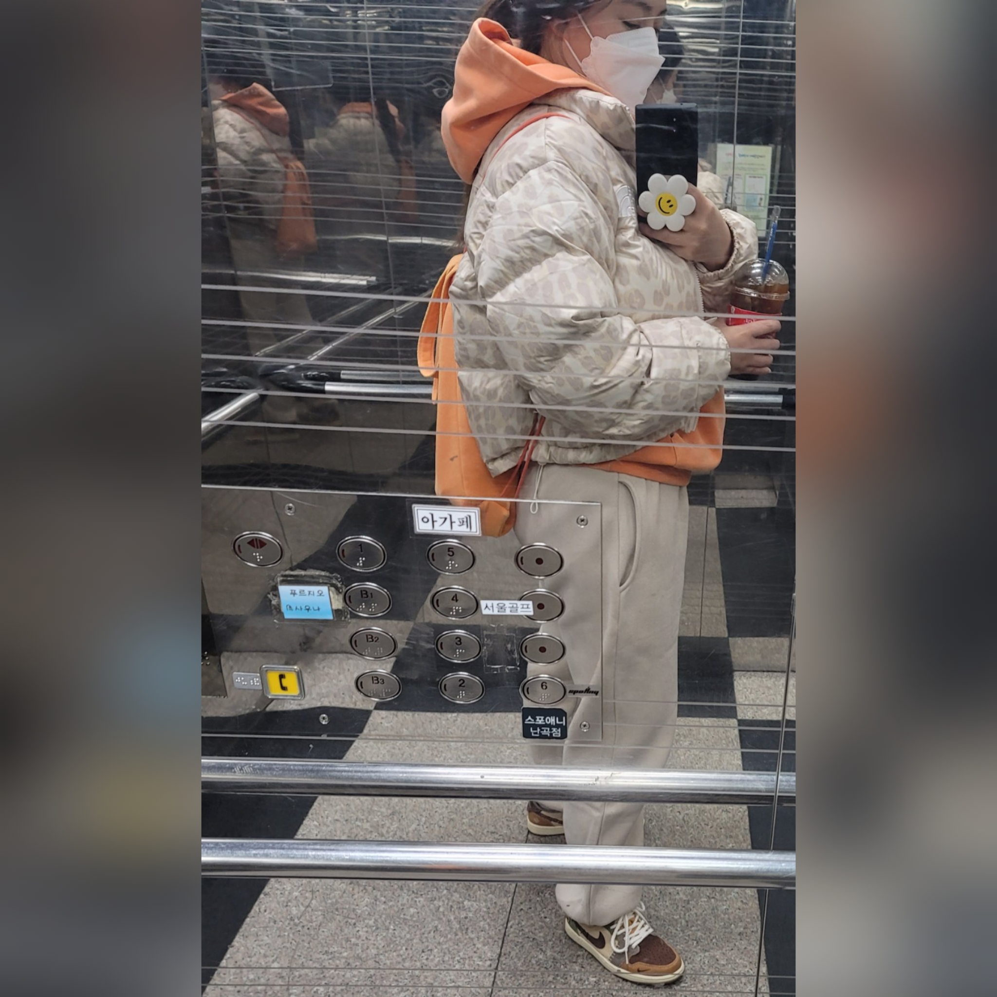 (W) The North Face Print Nuptse Short Jacket Silver Grey Leopard Print, IAB Studio Pigment Hoodie & Sack Salmon 착용 스타일