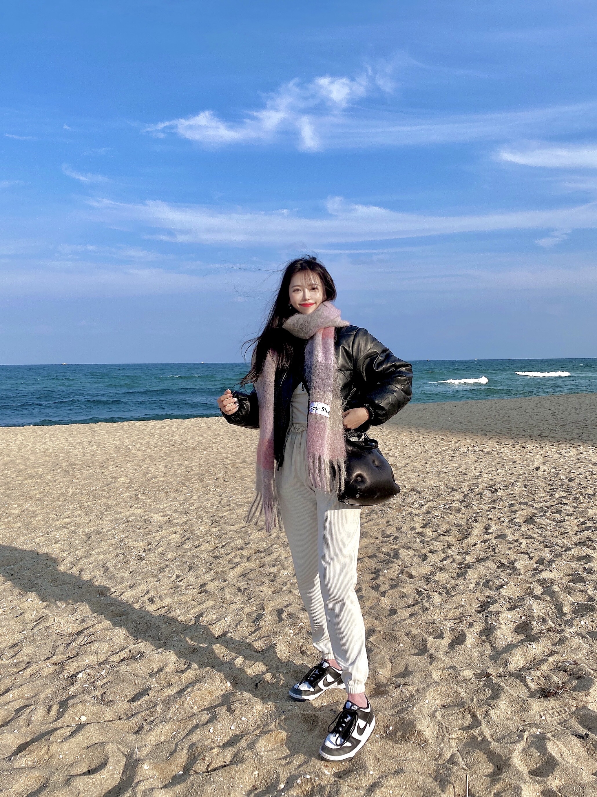 Acne Studios Mohair Check Muffler Fuchsia Lilac Pink, Maison Margiela Mini Glam Slam Tote Bag Black 착용 스타일 - 3