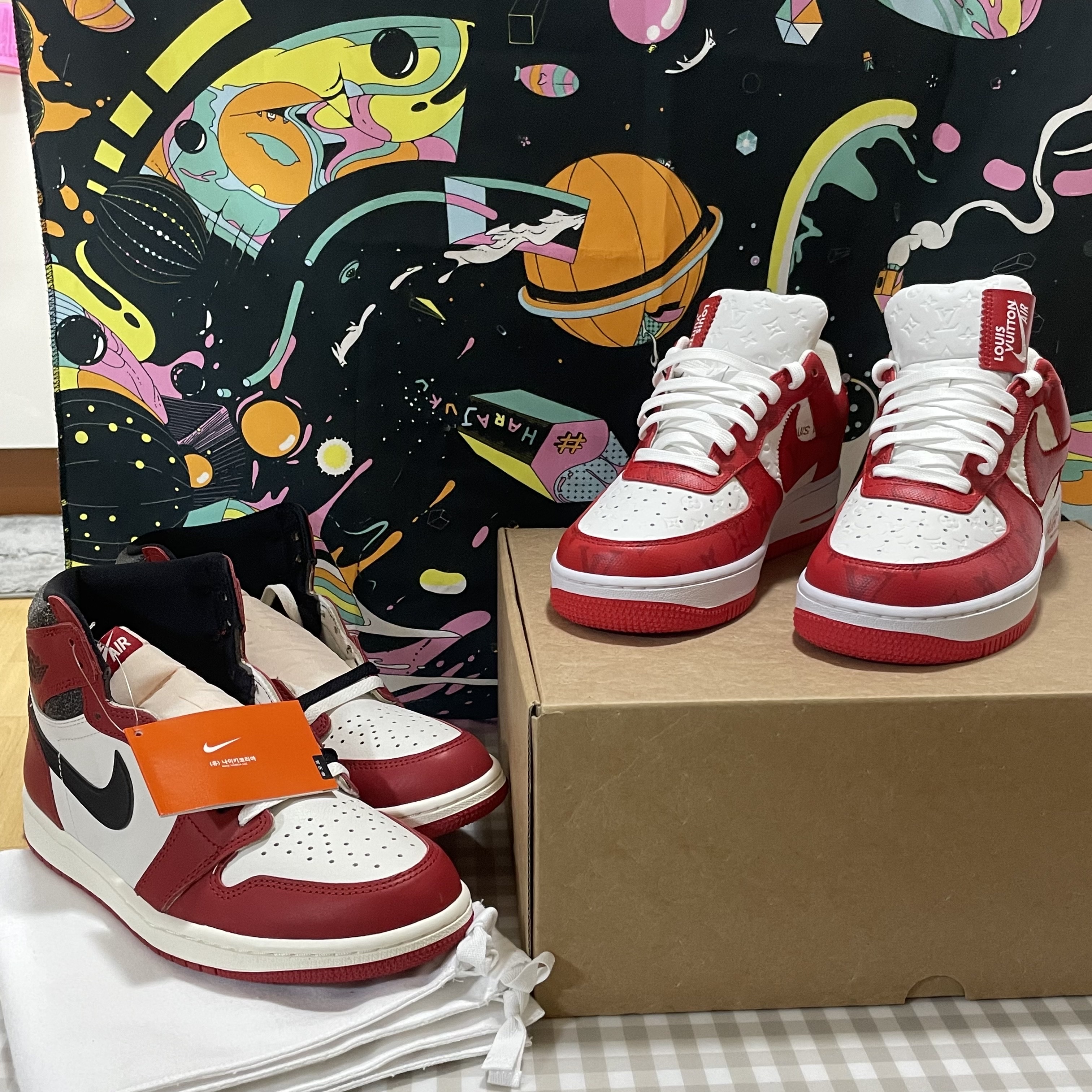 Jordan 1 Retro High OG Chicago 2022, Louis Vuitton x Nike Air Force 1 Low by Virgil Abloh White Comet Red 착용 스타일 - 1