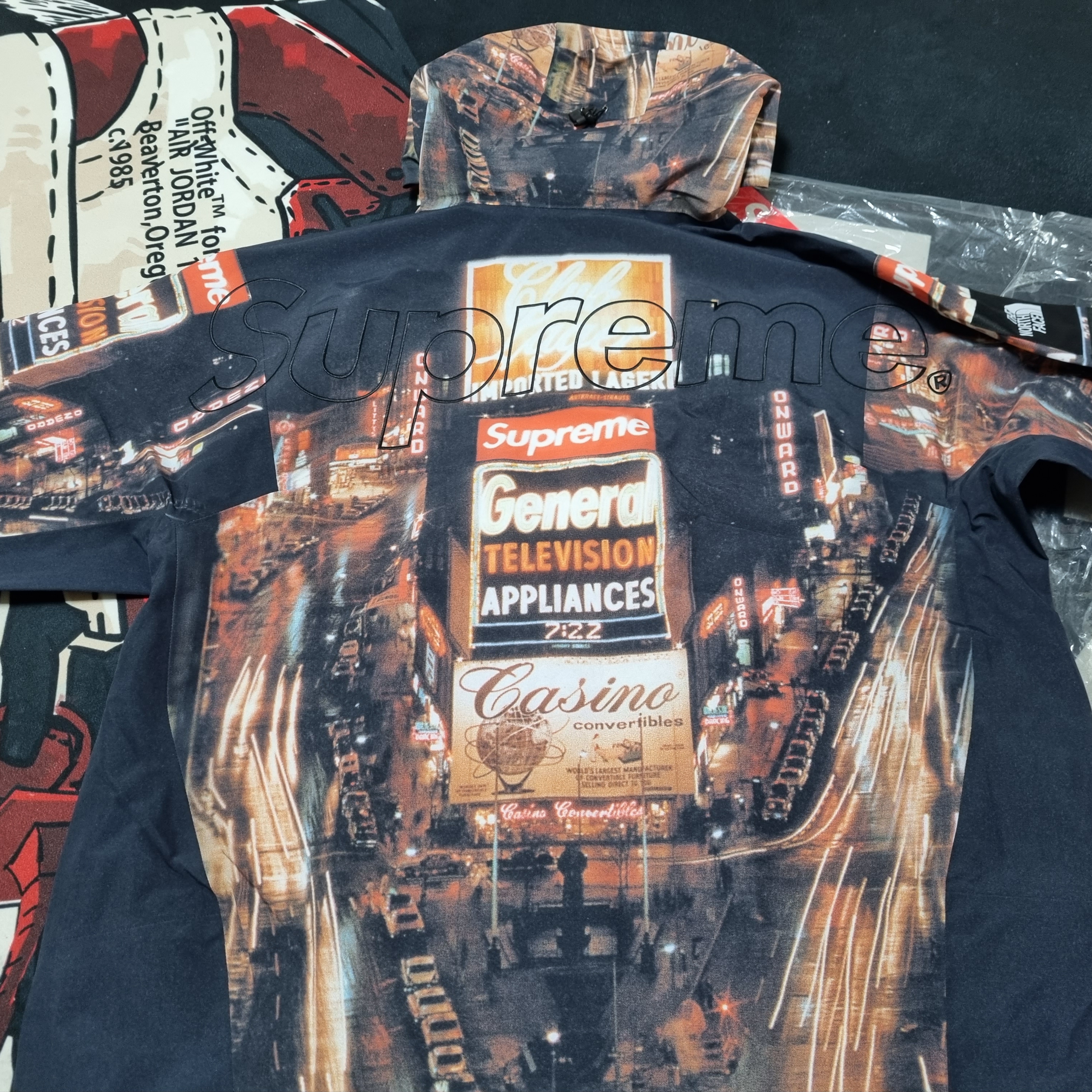 Supreme x The North Face Taped Seam Shell Jacket Times Square - 22FW, Jordan 1 x Travis Scott x Fragment Retro Low OG SP Military Blue μ°©μ© μ€νμΌ - 2