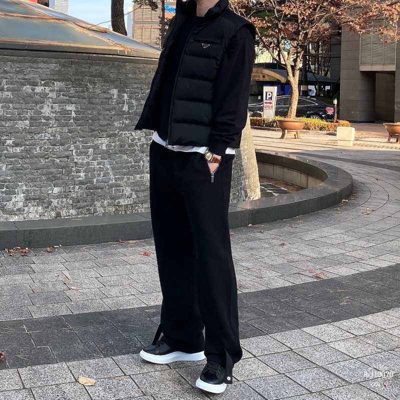 Prada Re-Nylon Down Vest Black, Alexander McQueen Oversized Sneakers Black White 착용 스타일 - 2