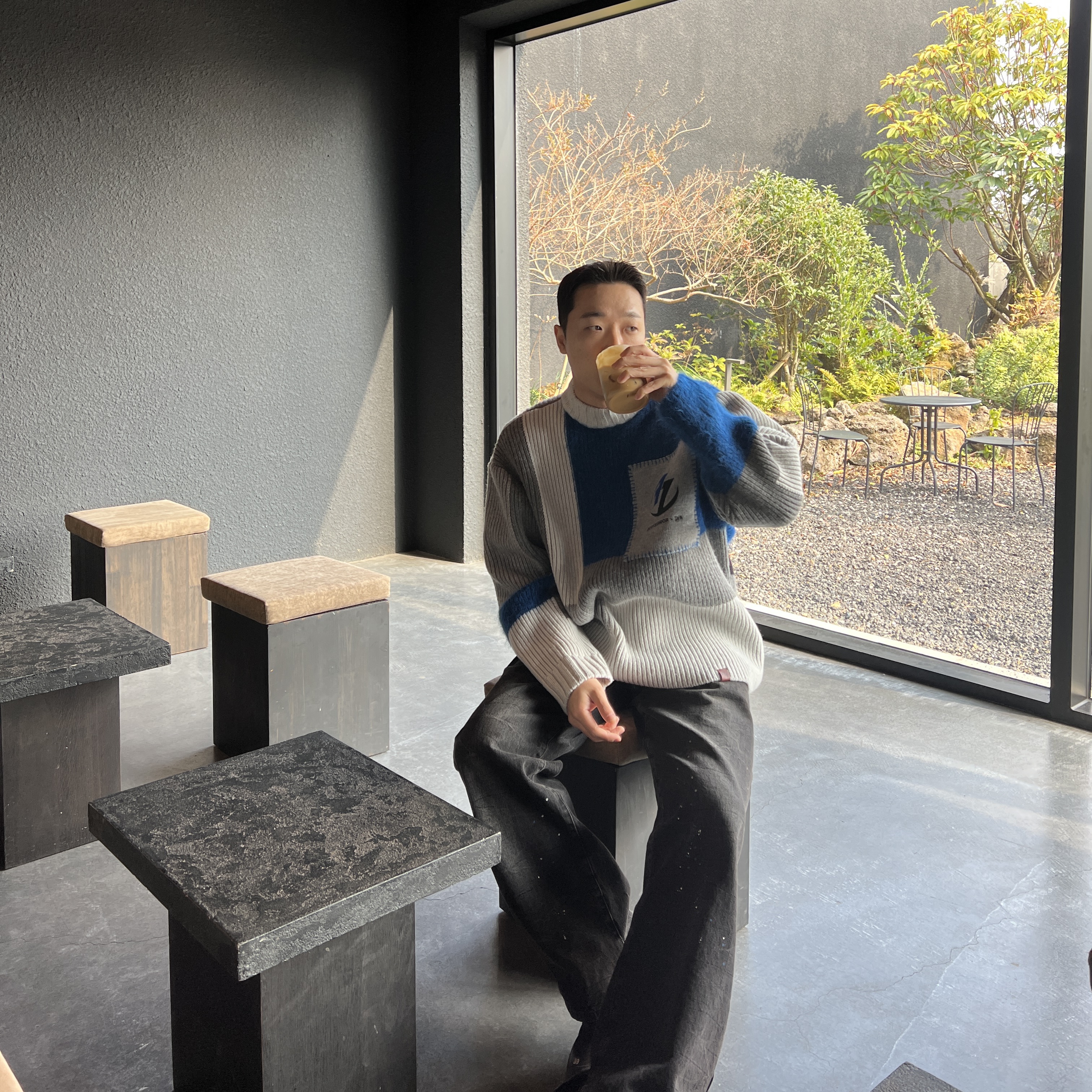 Zara x Ader Error Patchwork Oversize Knit Sweater Multicolor, Zara x Ader Error Slit Jeans Black 착용 스타일 - 1