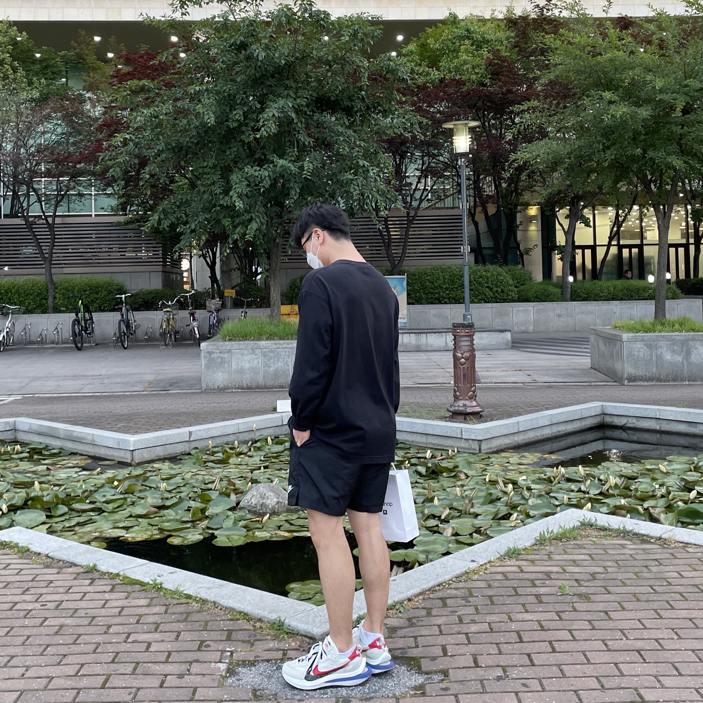Nike x Sacai VaporWaffle Royal Fuchsia 착용 스타일