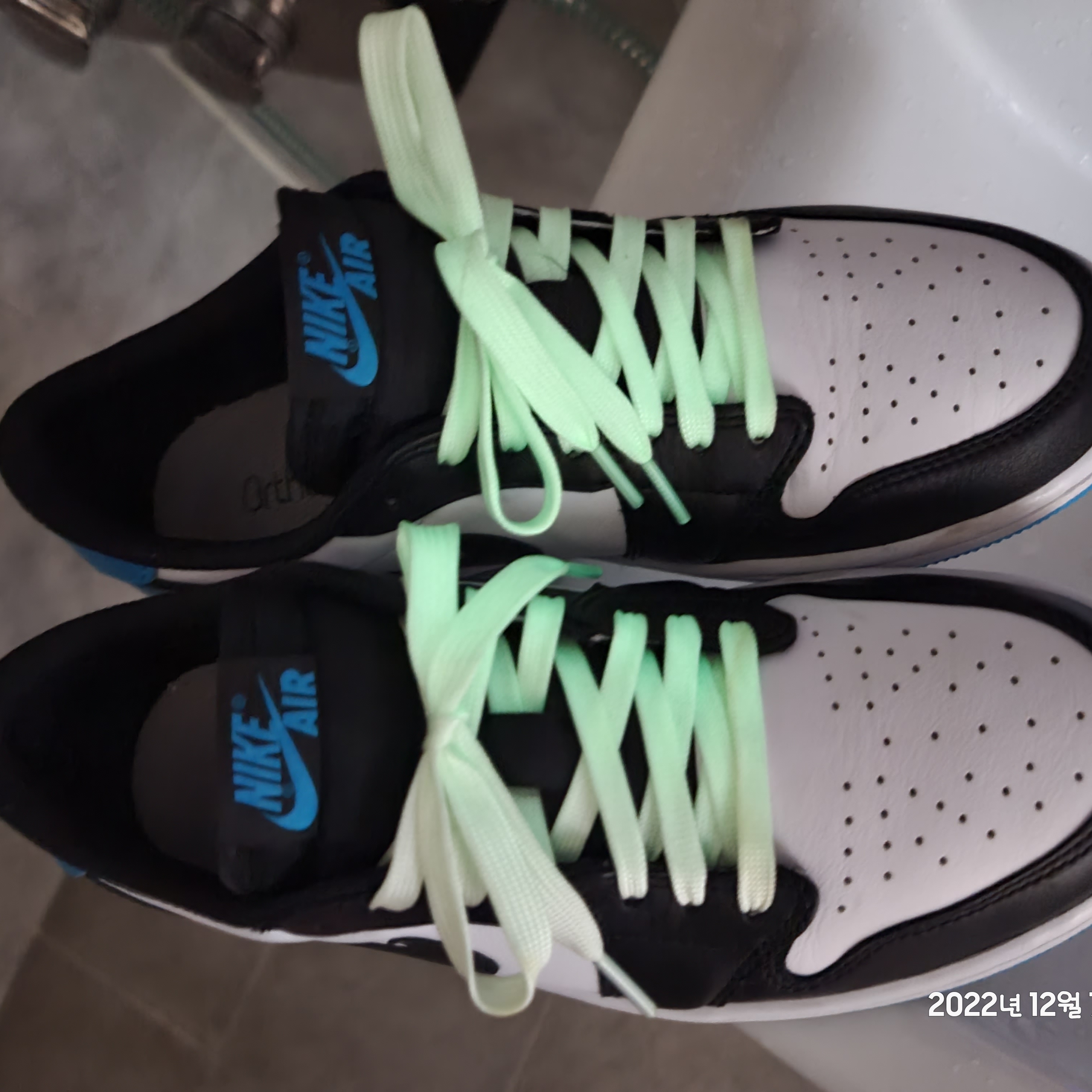 (W) Jordan 1 Retro Low OG Black and Dark Powder Blue 착용 스타일 - 2