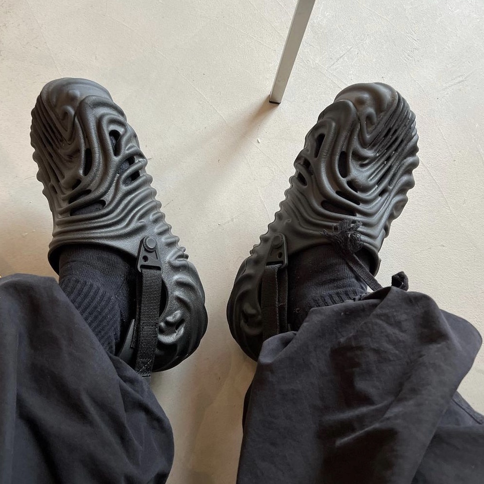 Crocs x Salehe Bembury Pollex Clog Sasquatch 착용 스타일