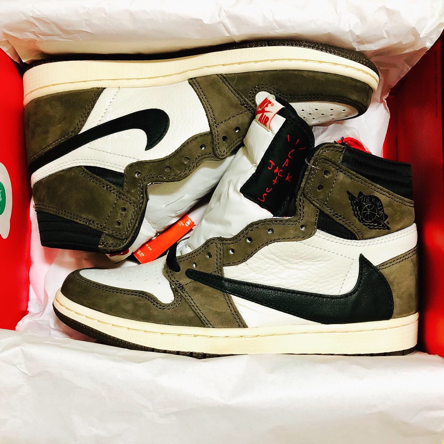 Jordan 1 x Travis Scott Retro High OG SP Mocha 착용 스타일 - 1