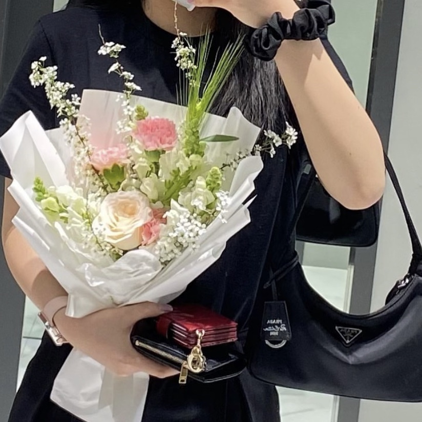Prada Re-Edition 2000 Re-Nylon Mini Shoulder Bag Black, Dior Lady 5-Gusset Card Holder Patent Cannage Calfskin Cherry Red 착용 스타일 - 3