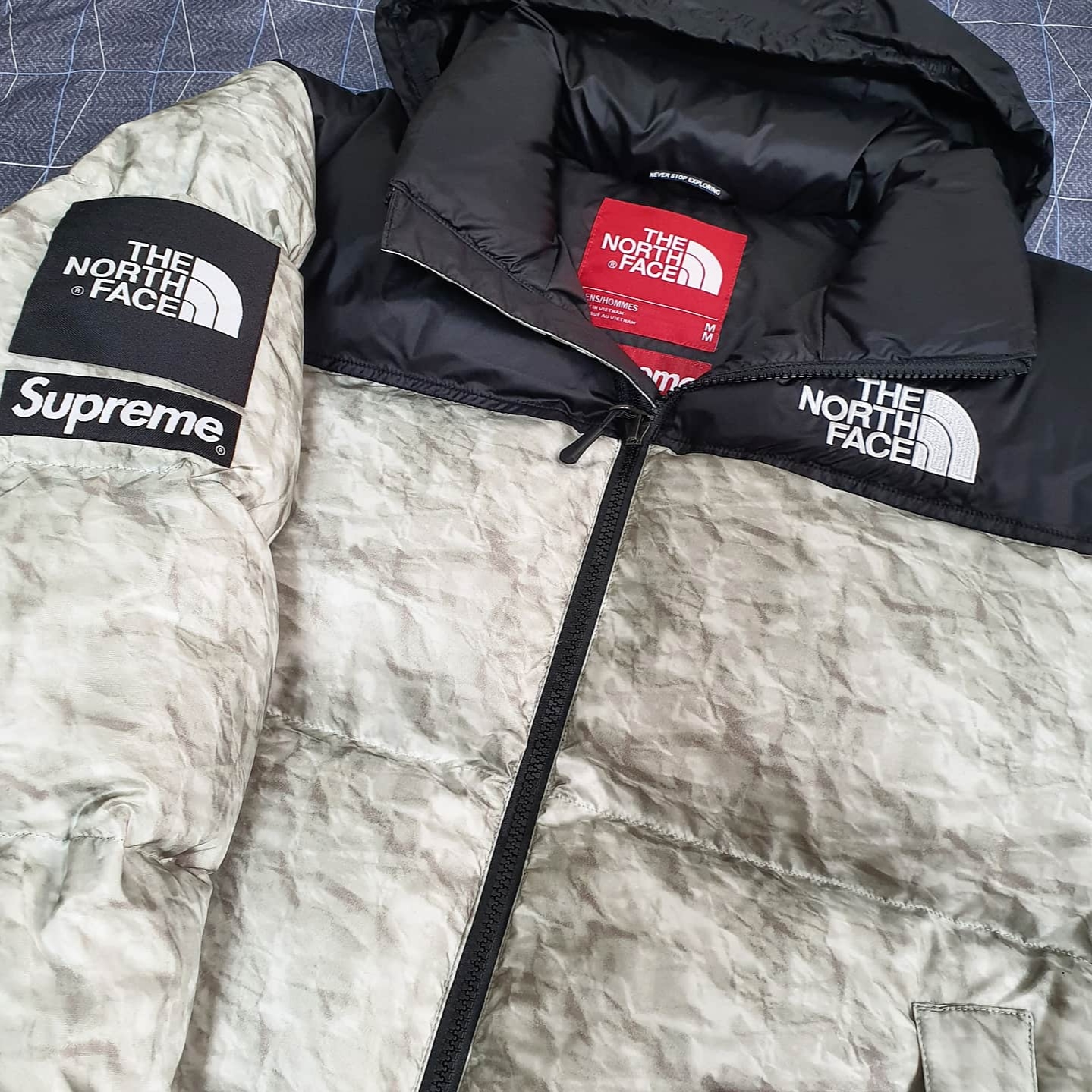 Supreme x The North Face Paper Print Nuptse Jacket - 19FW 착용 스타일
