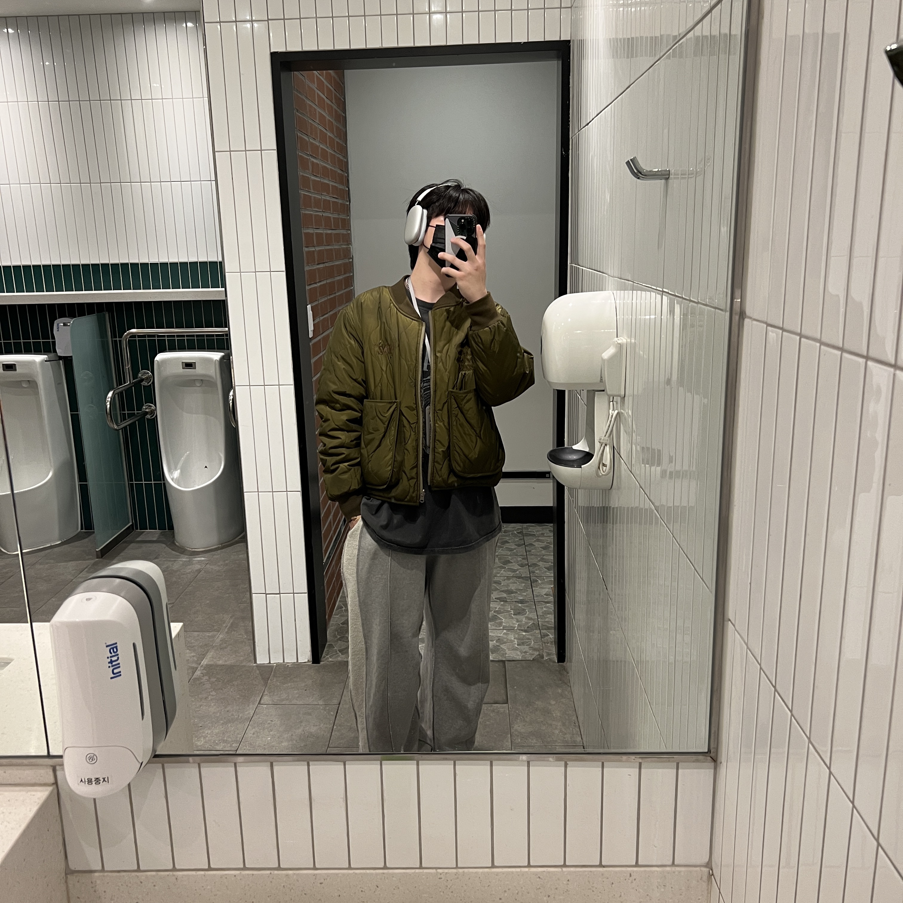 Apple AirPods Max Lightning Silver (Korean Ver.), Apple iPhone 13 Pro 1TB Alpine Green (Korean Ver.) 착용 스타일