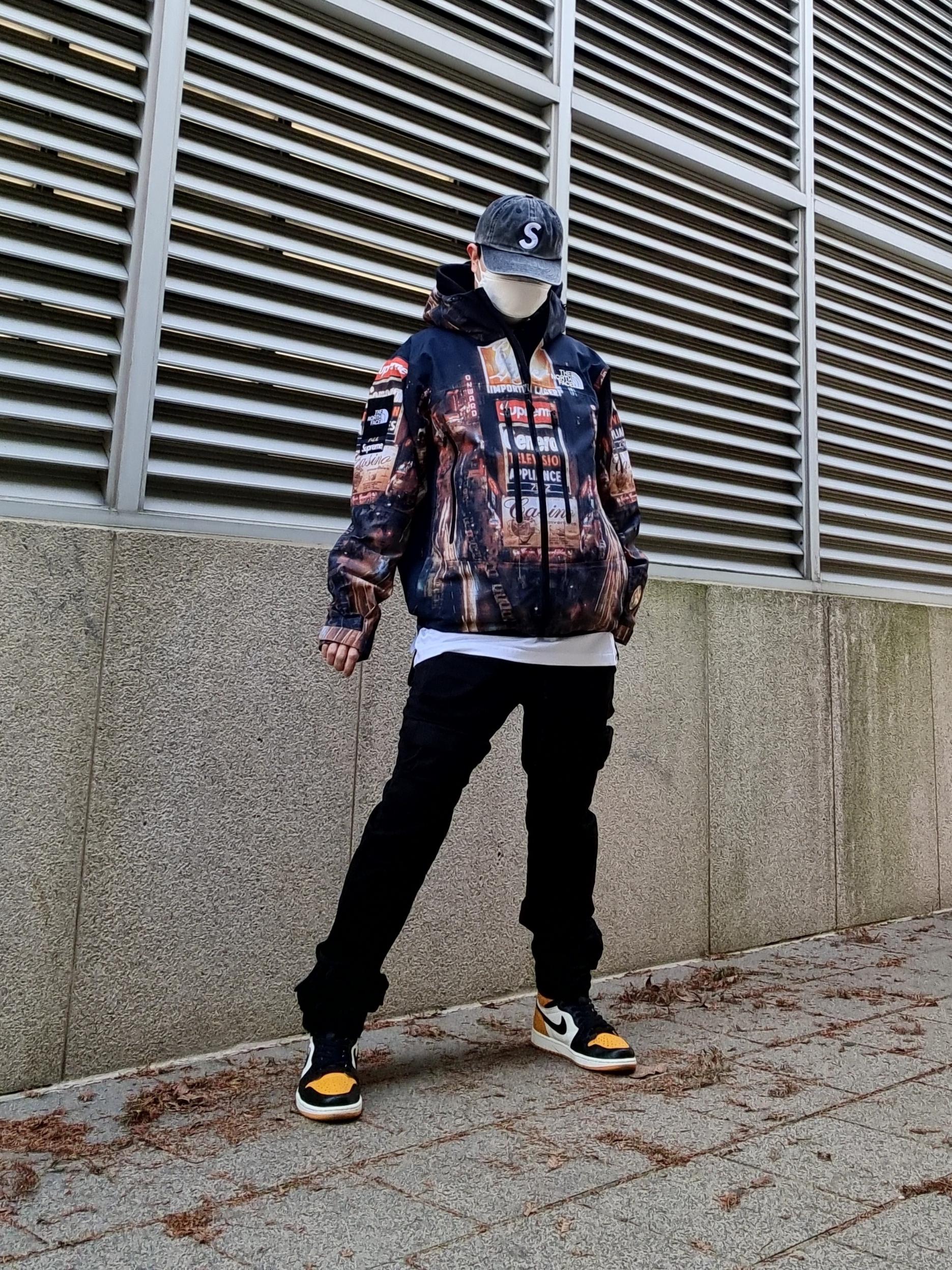 Supreme Pigment Print S Logo 6-Panel Black - 20SS, Supreme x The North Face Taped Seam Shell Jacket Times Square - 22FW 착용 스타일 - 1