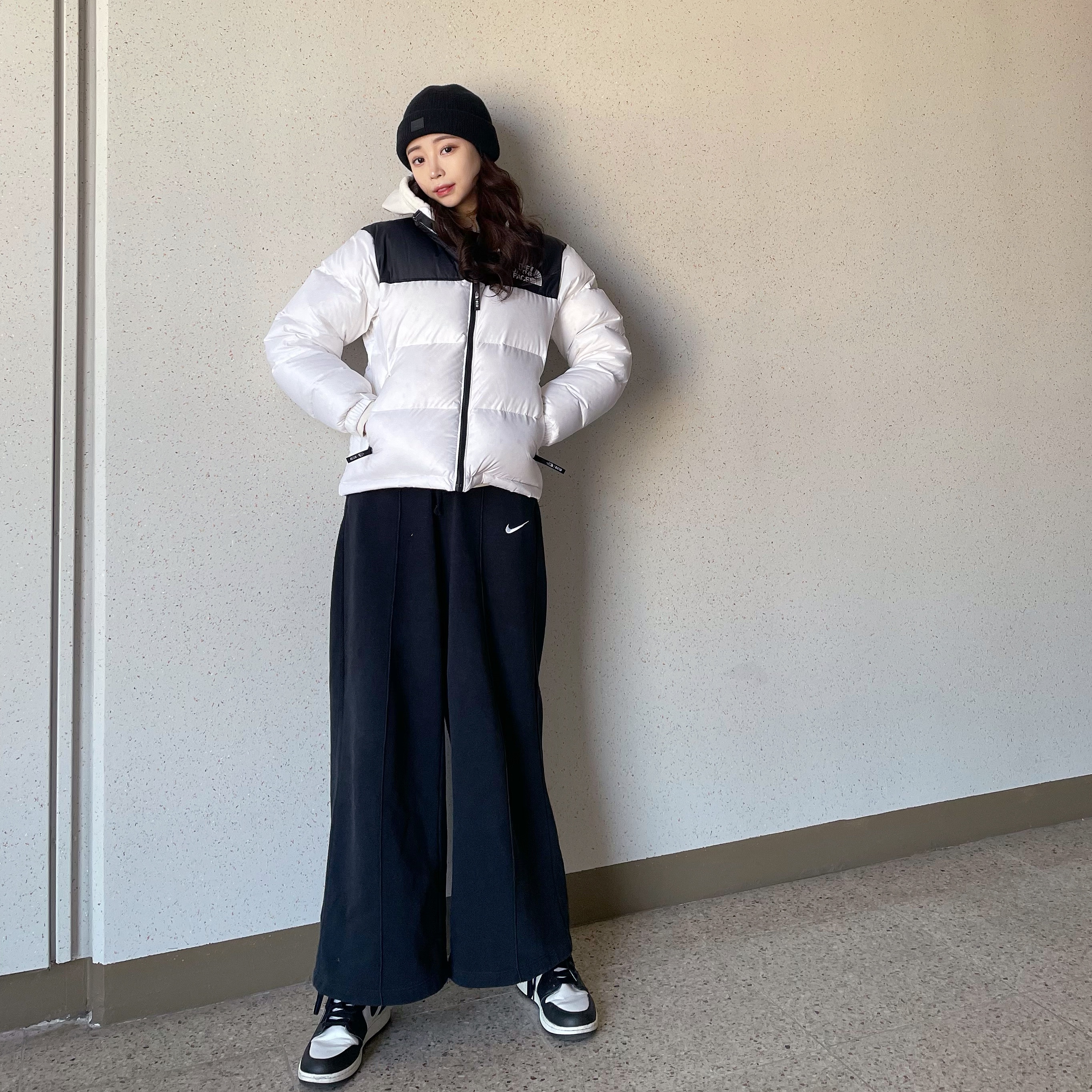 Acne Studios Ribbed Beanie Hat Black, The North Face 1996 Eco Nuptse Jacket White 착용 스타일 - 1