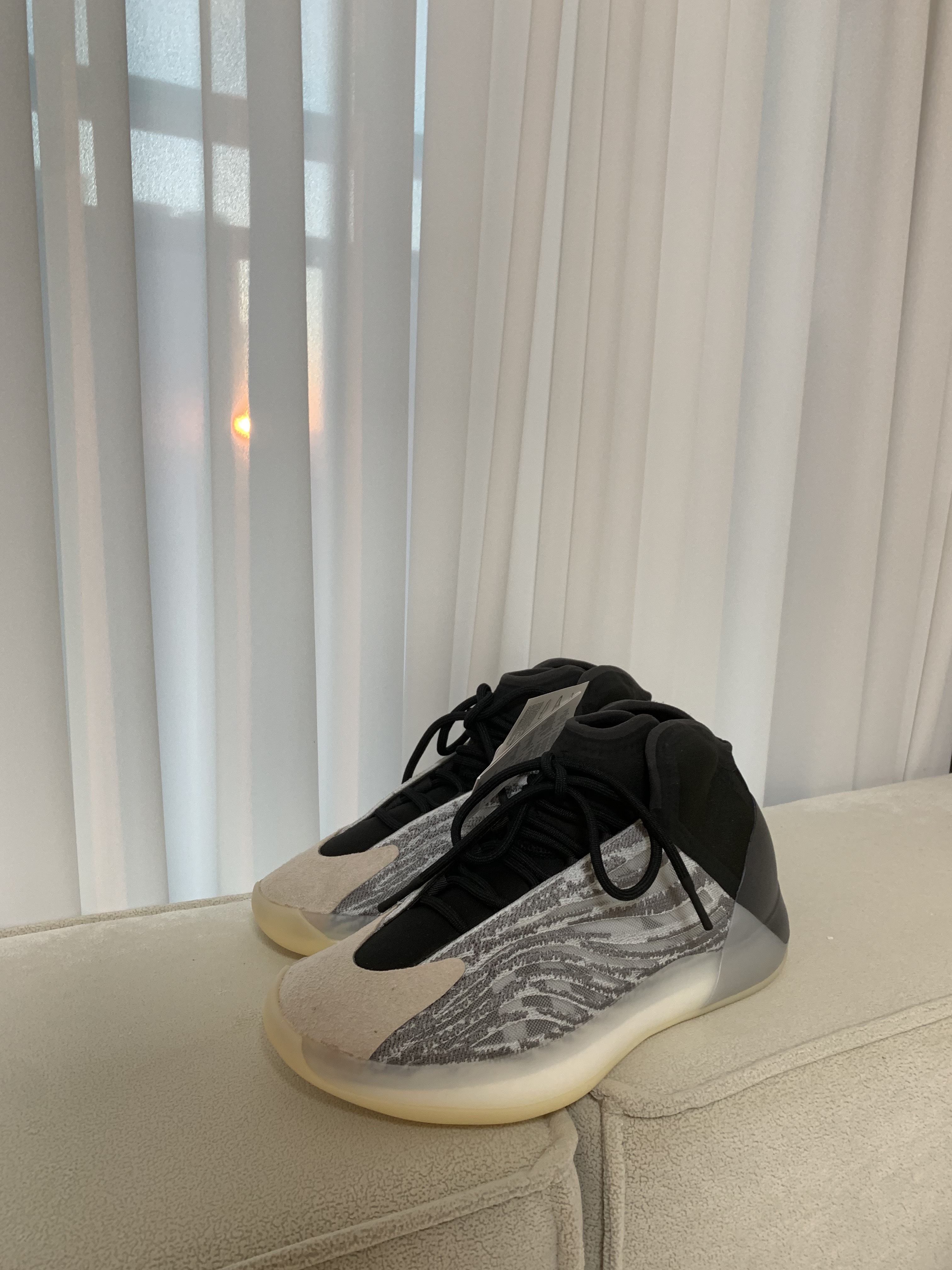 Adidas Yeezy QNTM Lifestyle 착용 스타일