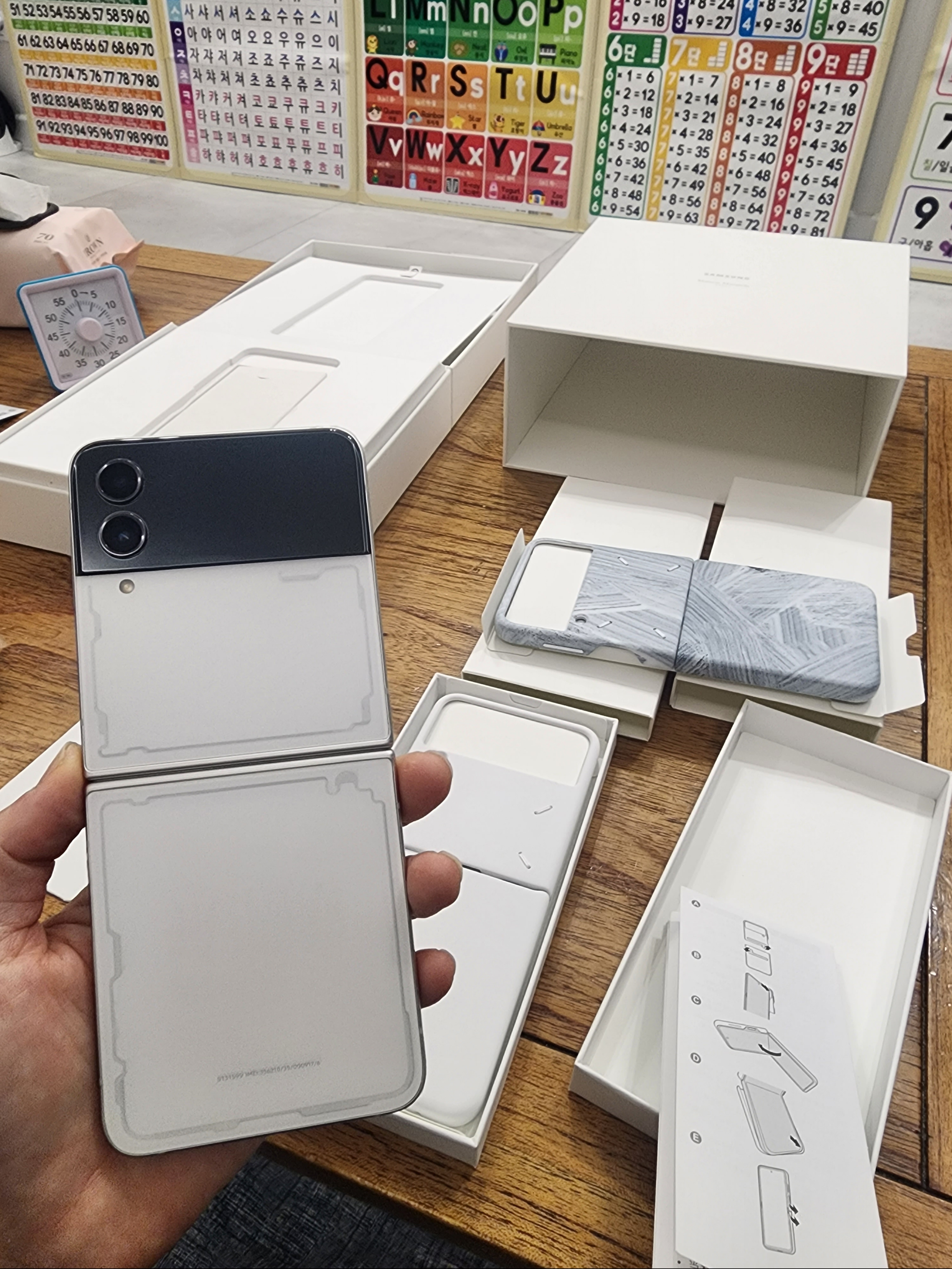 Samsung Galaxy Z Flip4 Maison Margiela Edition (Korean Ver.) 착용 스타일