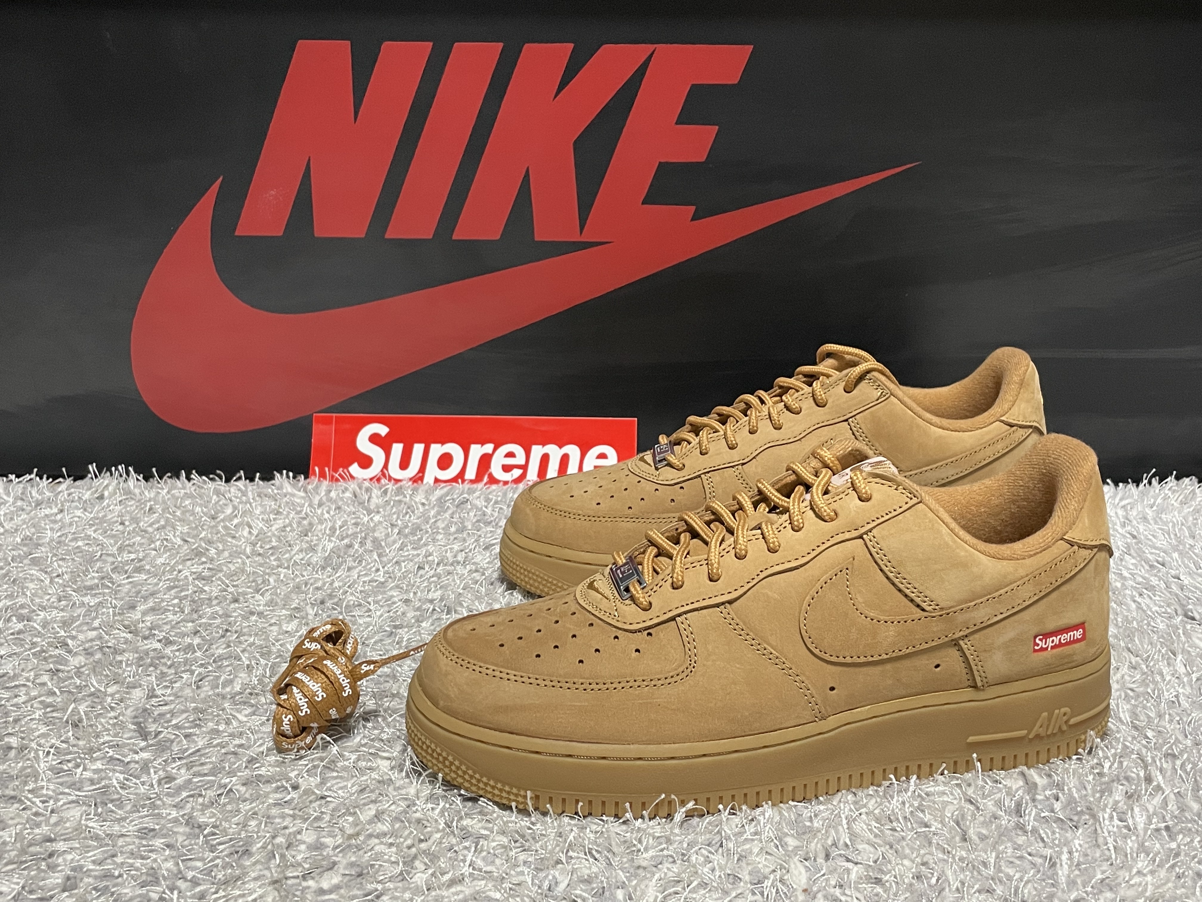 Nike x Supreme Air Force 1 Low Flax 착용 스타일