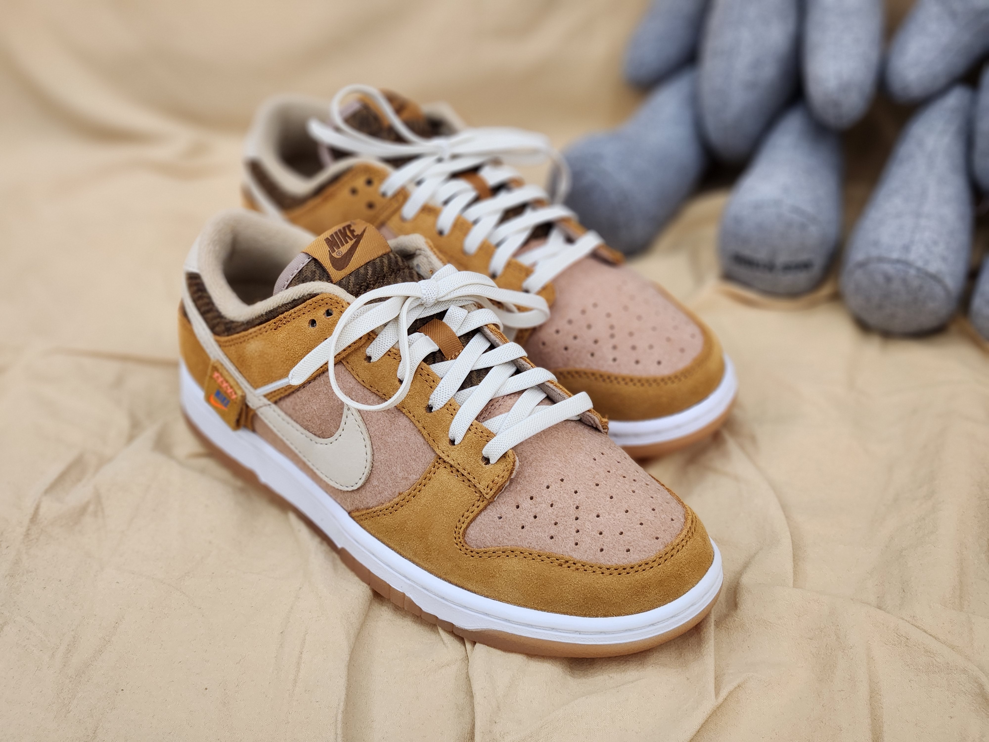 Nike Dunk Low SE Praline Desert Ochre 착용 스타일 - 3