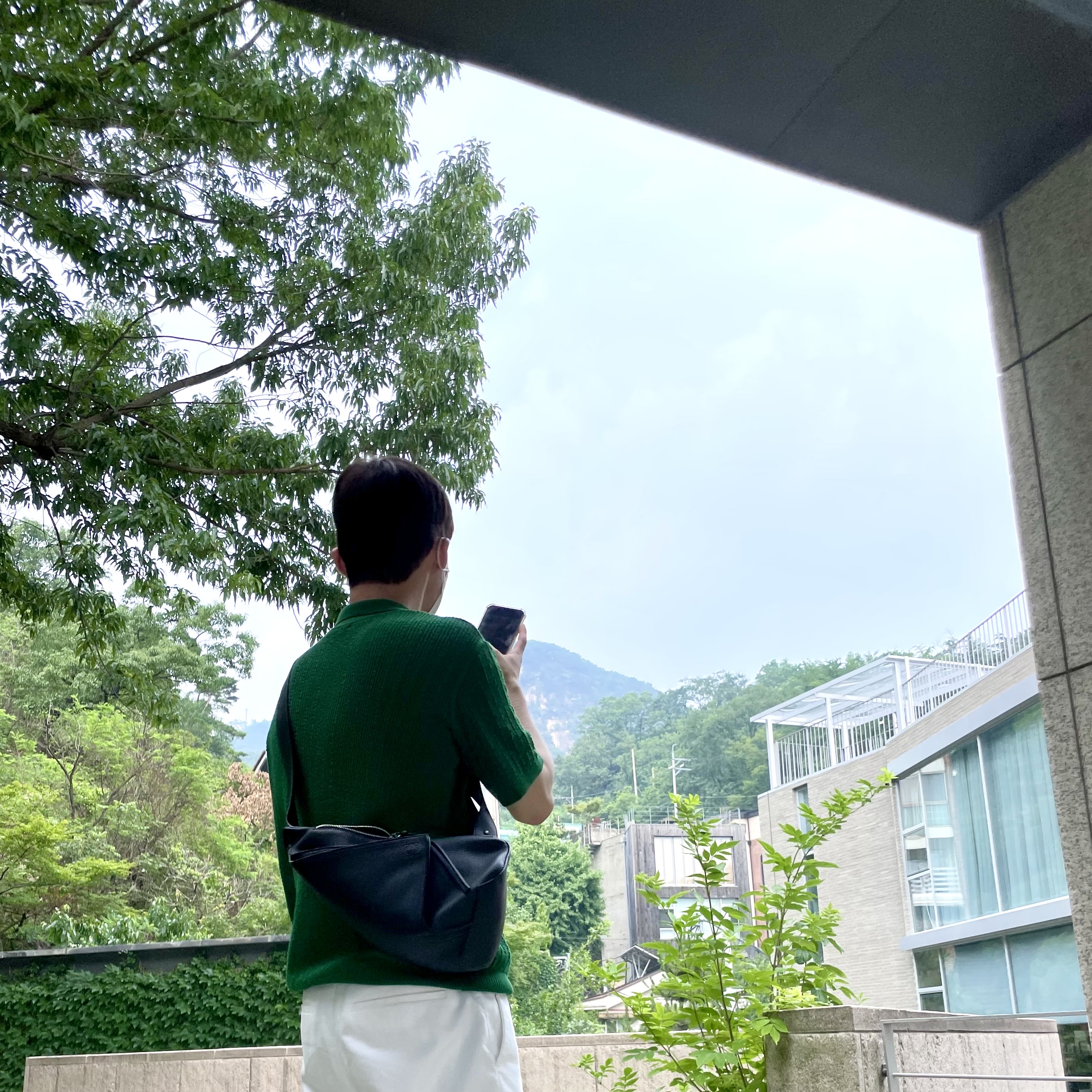 Loewe Anton Sling Bag in Soft Grained Calfskin Black, Apple Watch Series 7 41mm Cellular Silver Stainless Steel Case with Sports Band Starlight (Korean Ver.) 착용 스타일 - 1