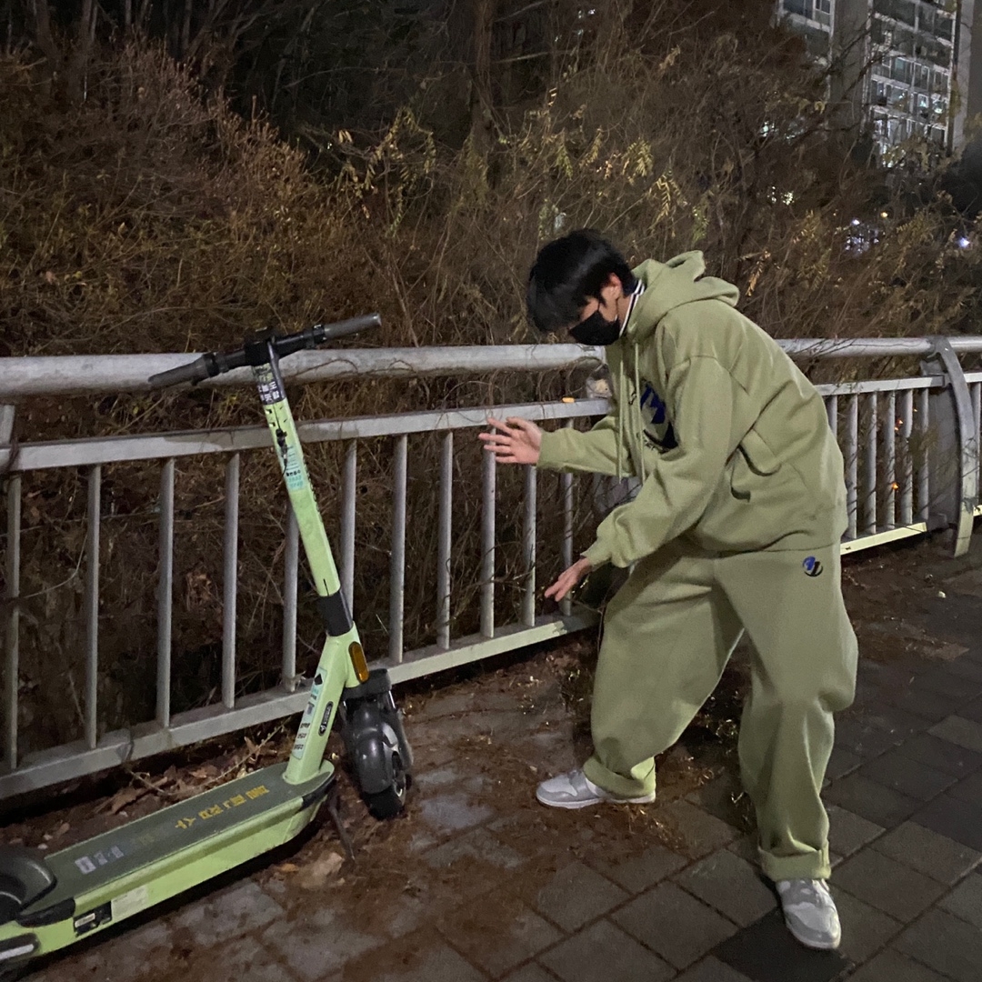 Zara x Ader Error Embroidery Hooded Sweatshirt Light Green, Zara x Ader Error Jogger Pants Light Green 착용 스타일