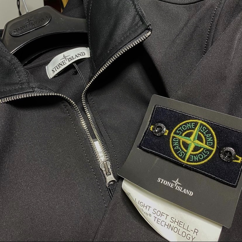 Stone Island 40727 Light Soft Shell Hooded Jacket Black - 21SS 착용 스타일