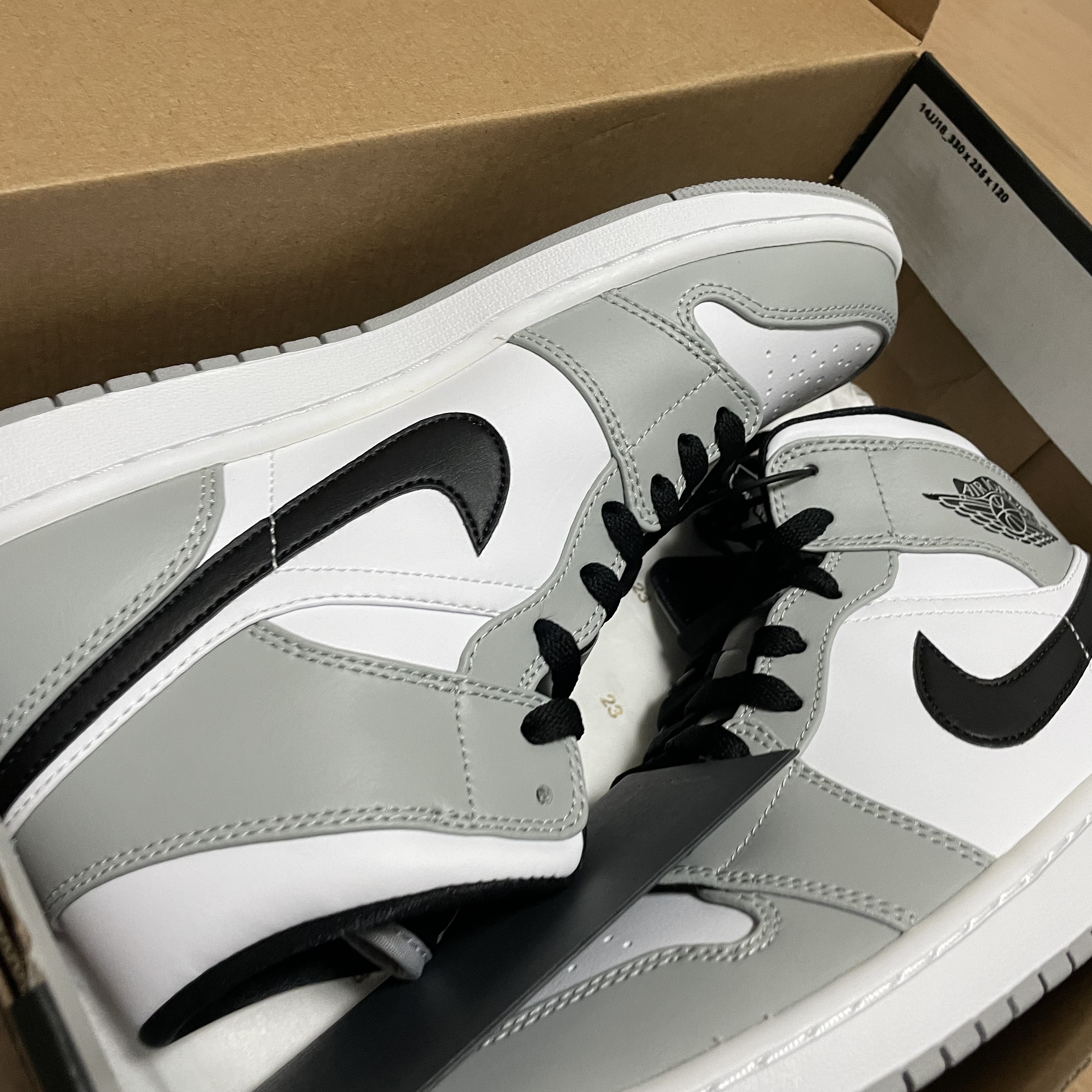 Jordan 1 Mid Light Smoke Grey 착용 스타일