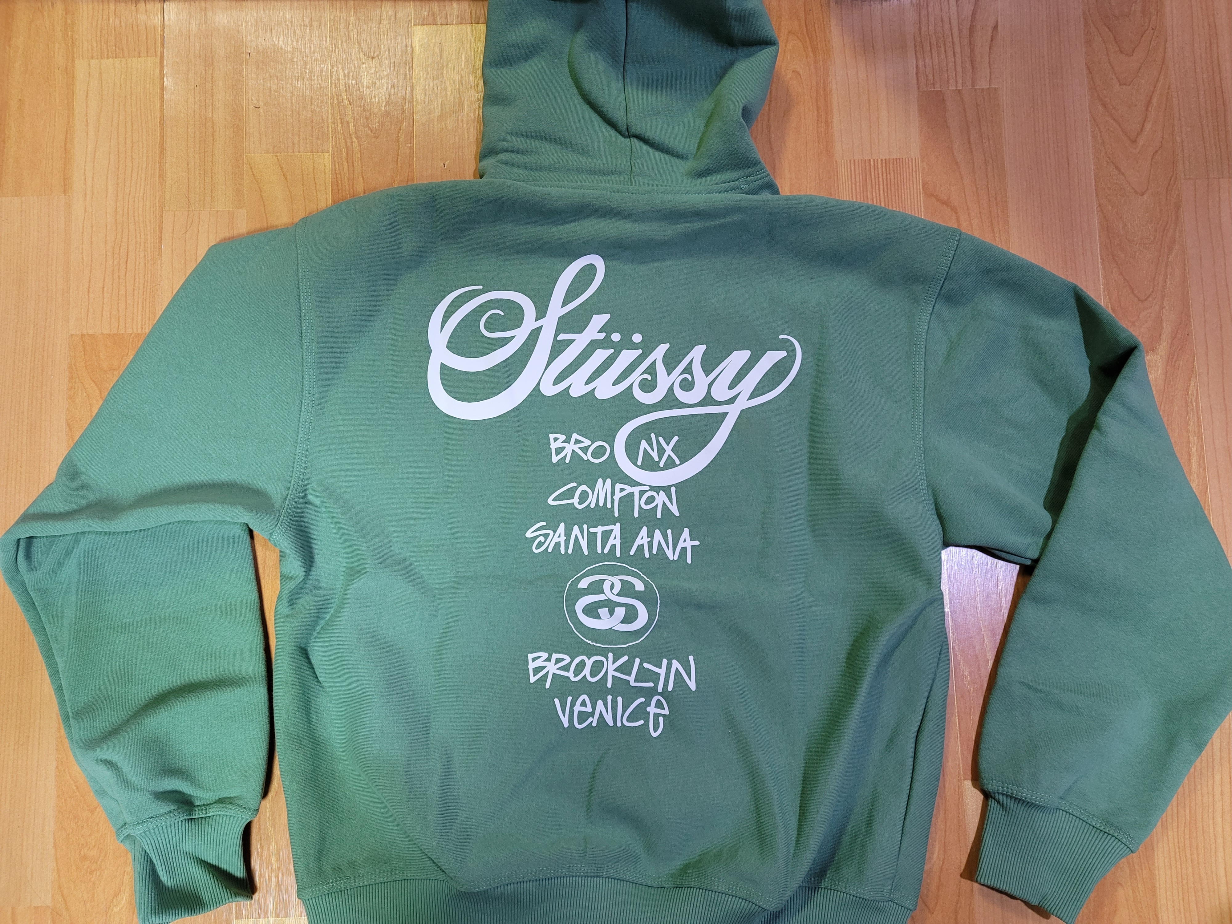Stussy World Tour Hoodie Green 2022 착용 스타일 - 1