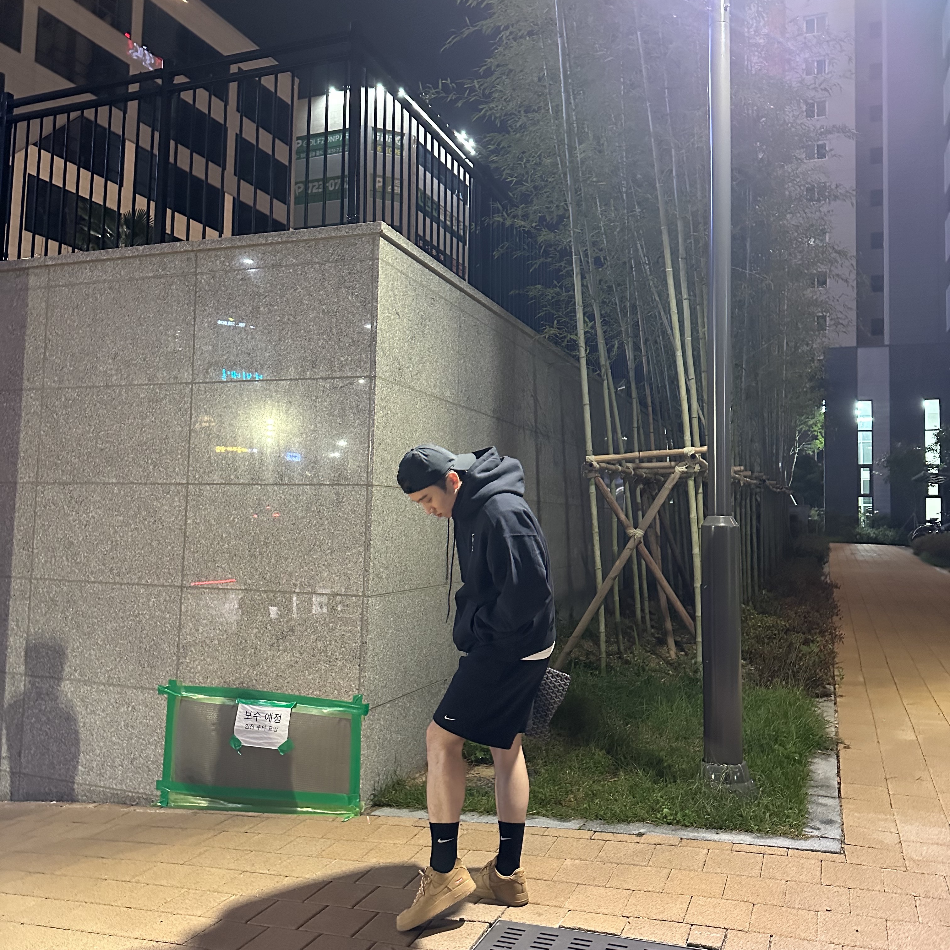Nike x Stussy NRG RA Washed Pullover Hoodie Black (DN4028-010), Nike NRG Solo Swoosh Fleece Shorts Black - Asia 착용 스타일