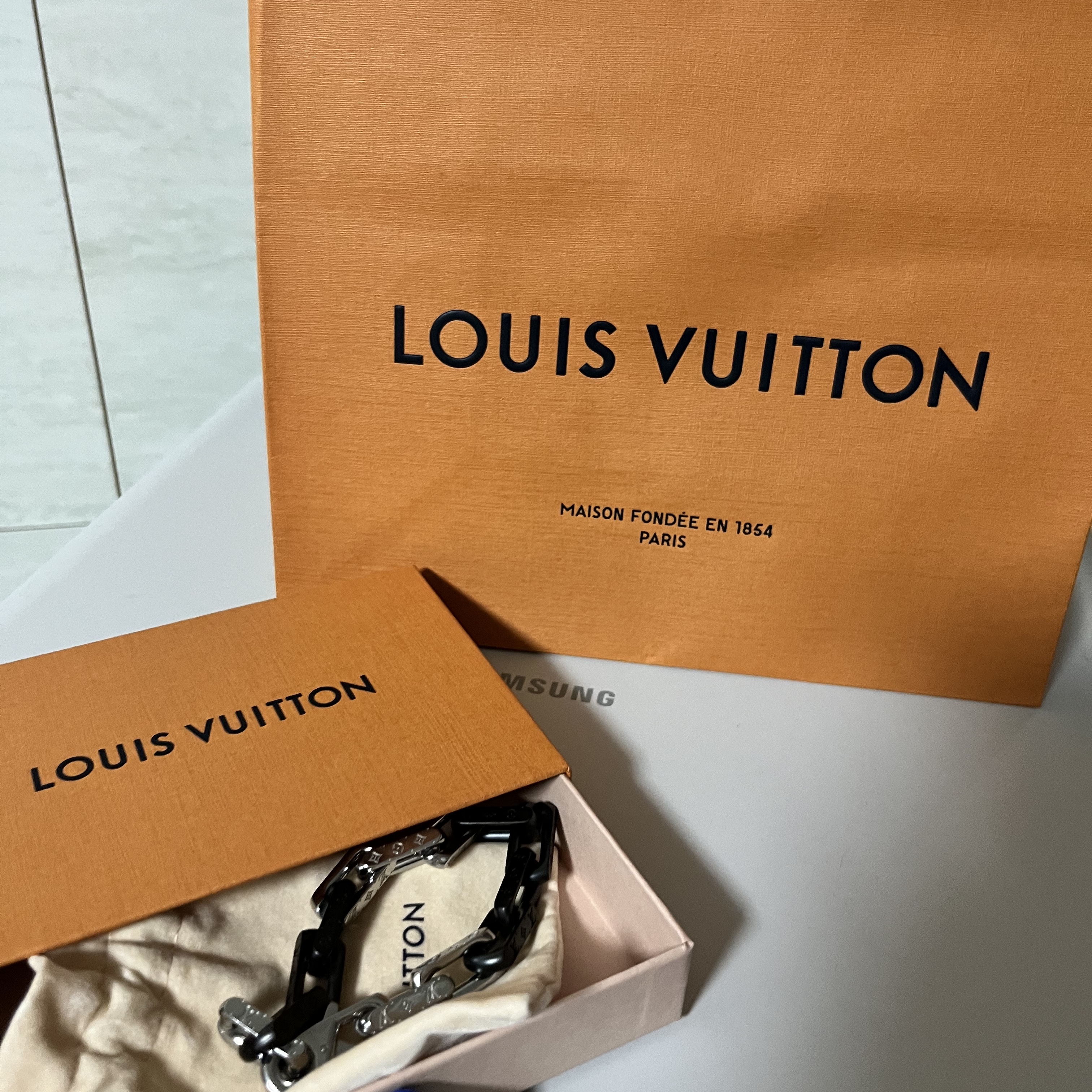Louis Vuitton Monogram Chain Bracelet Silver Black 착용 스타일