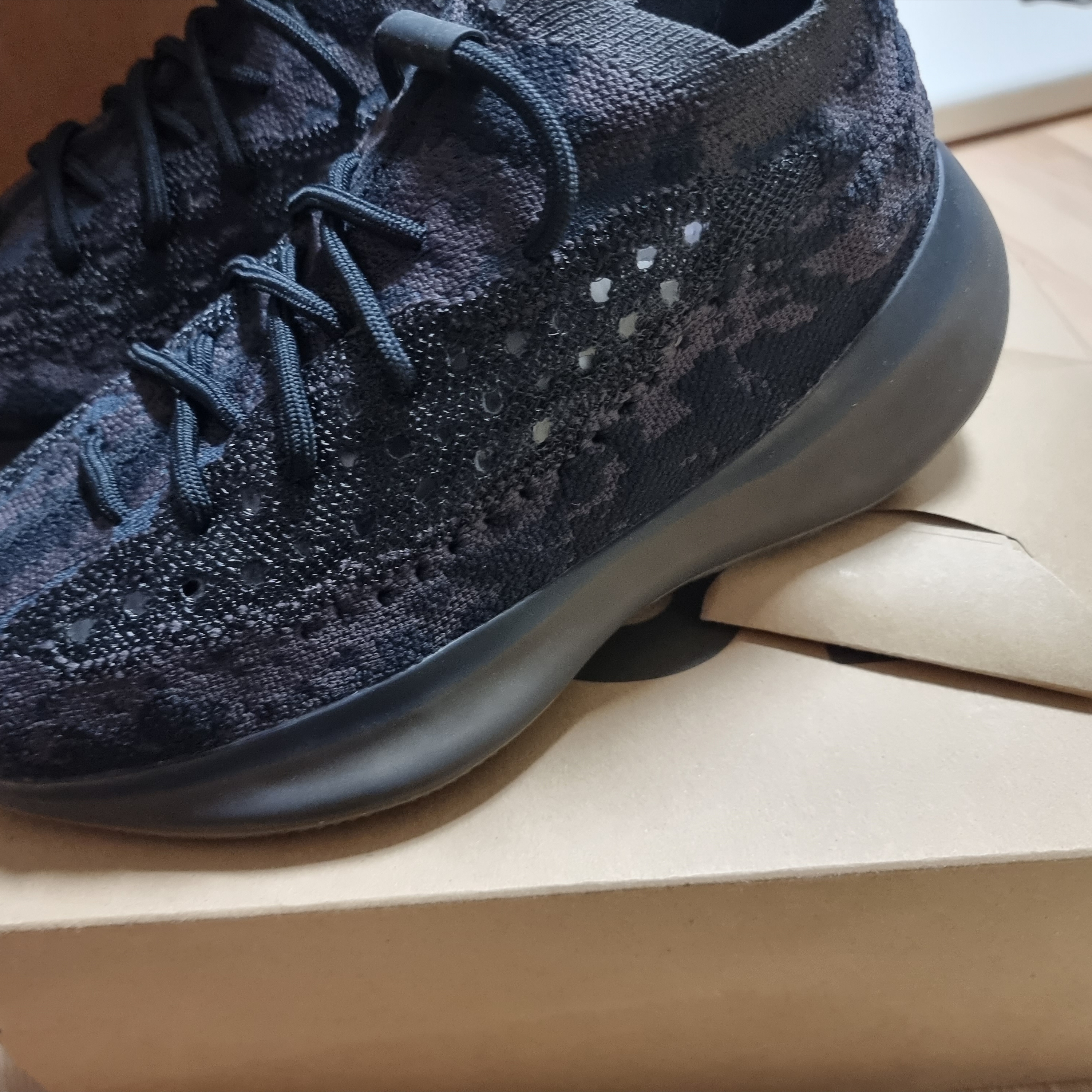 Adidas Yeezy Boost 380 Onyx - Non-Reflective 착용 스타일