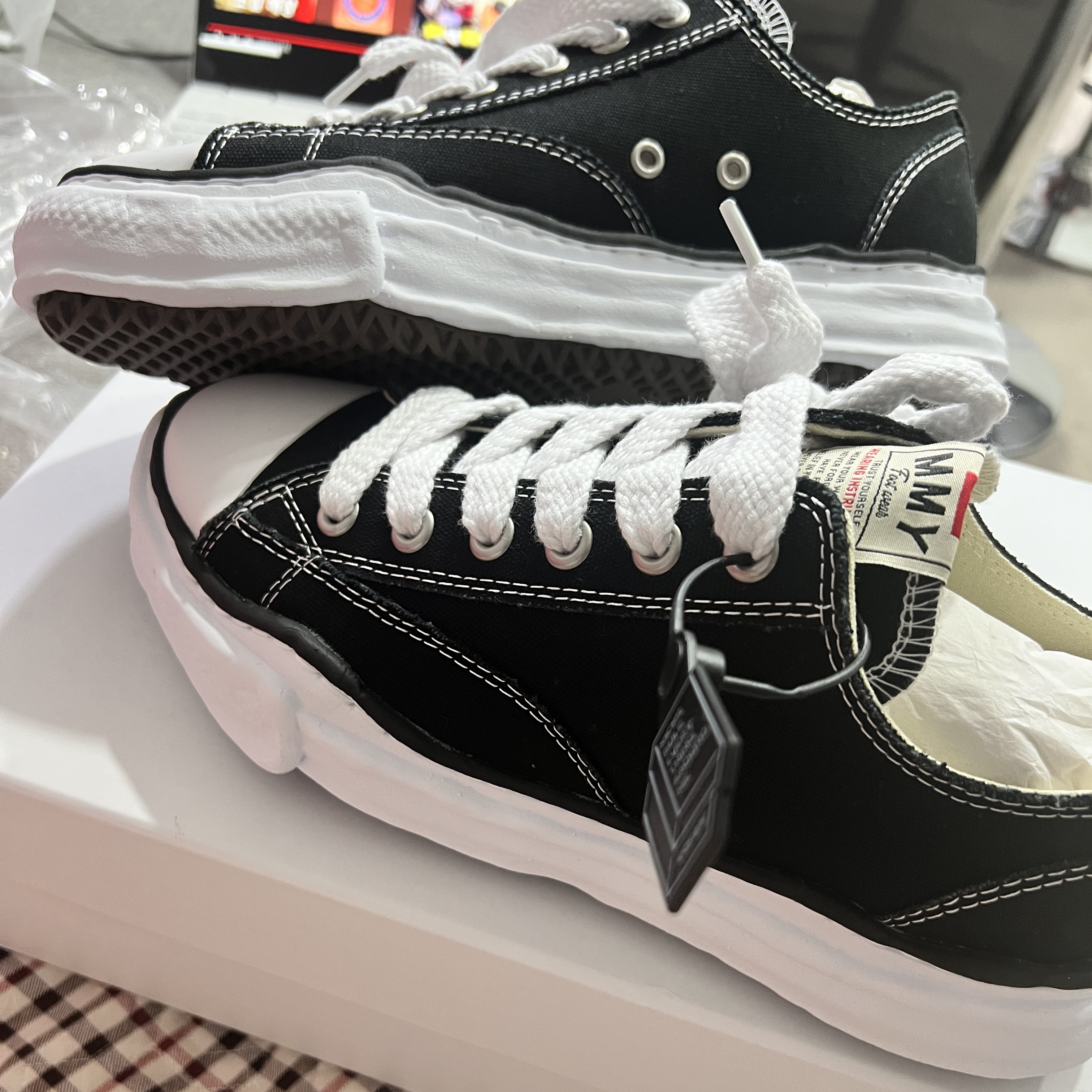 New Balance 990v3 Made in USA Scarlet Marblehead, Maison Mihara Yasuhiro Peterson OG Sole Canvas Low Sneakers Black 착용 스타일 - 2