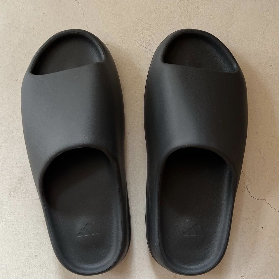 Adidas Yeezy Slide Onyx 착용 스타일