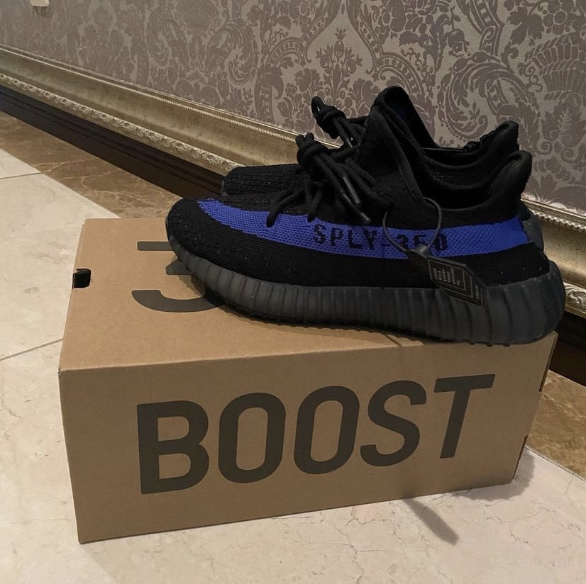 Adidas Yeezy Boost 350 V2 Dazzling Blue 착용 스타일