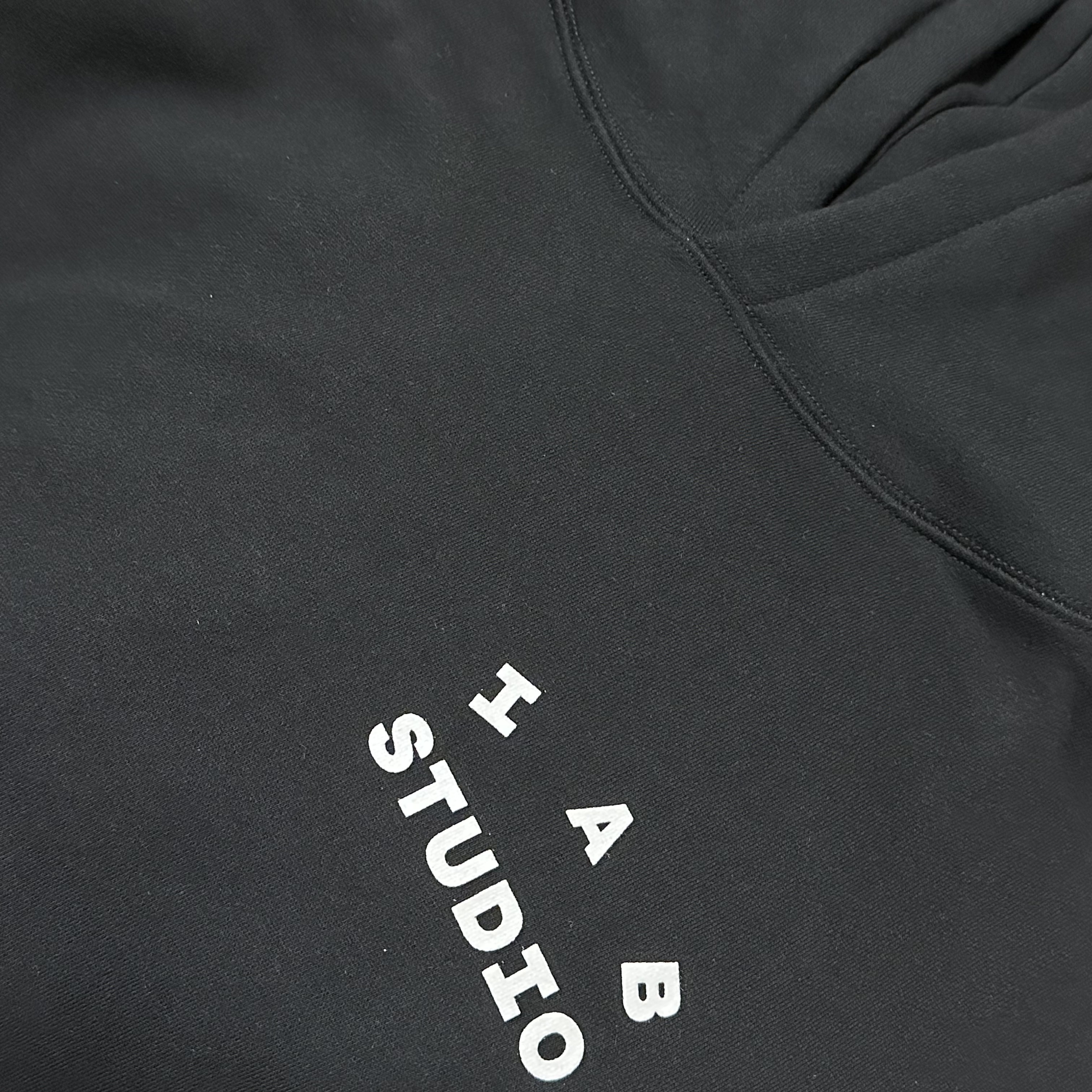 IAB Studio Hoodie Black White 착용 스타일