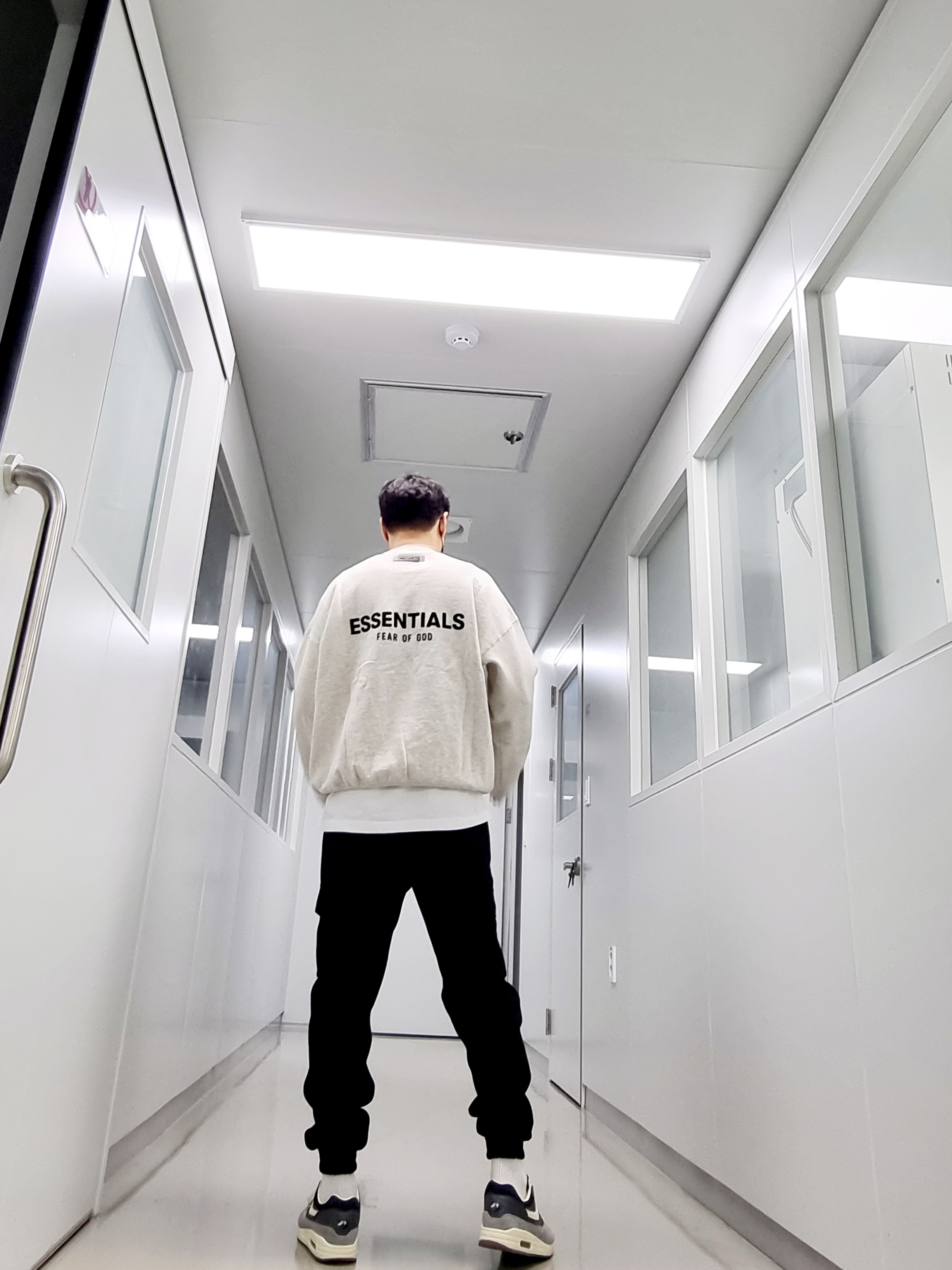 Essentials The Core Collection Crewneck Sweatshirt Light Oatmeal, Nike x Kasina Air Max 1 SP Won-Ang Particle Grey 착용 스타일 - 3