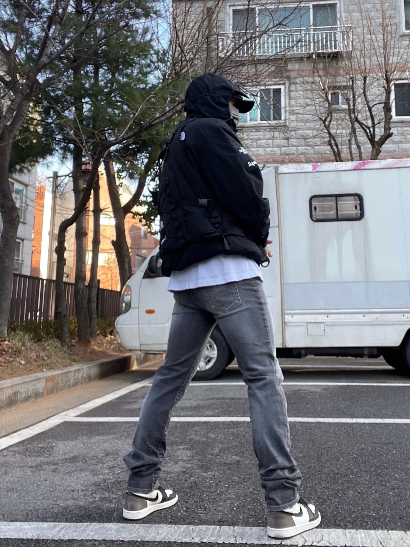 Undermycar Legion.03 Slim Fit Blue Stitch Washed Jeans Washed Gray, Supreme x The North Face RTG Jacket + Vest Black - 20SS 착용 스타일 - 4