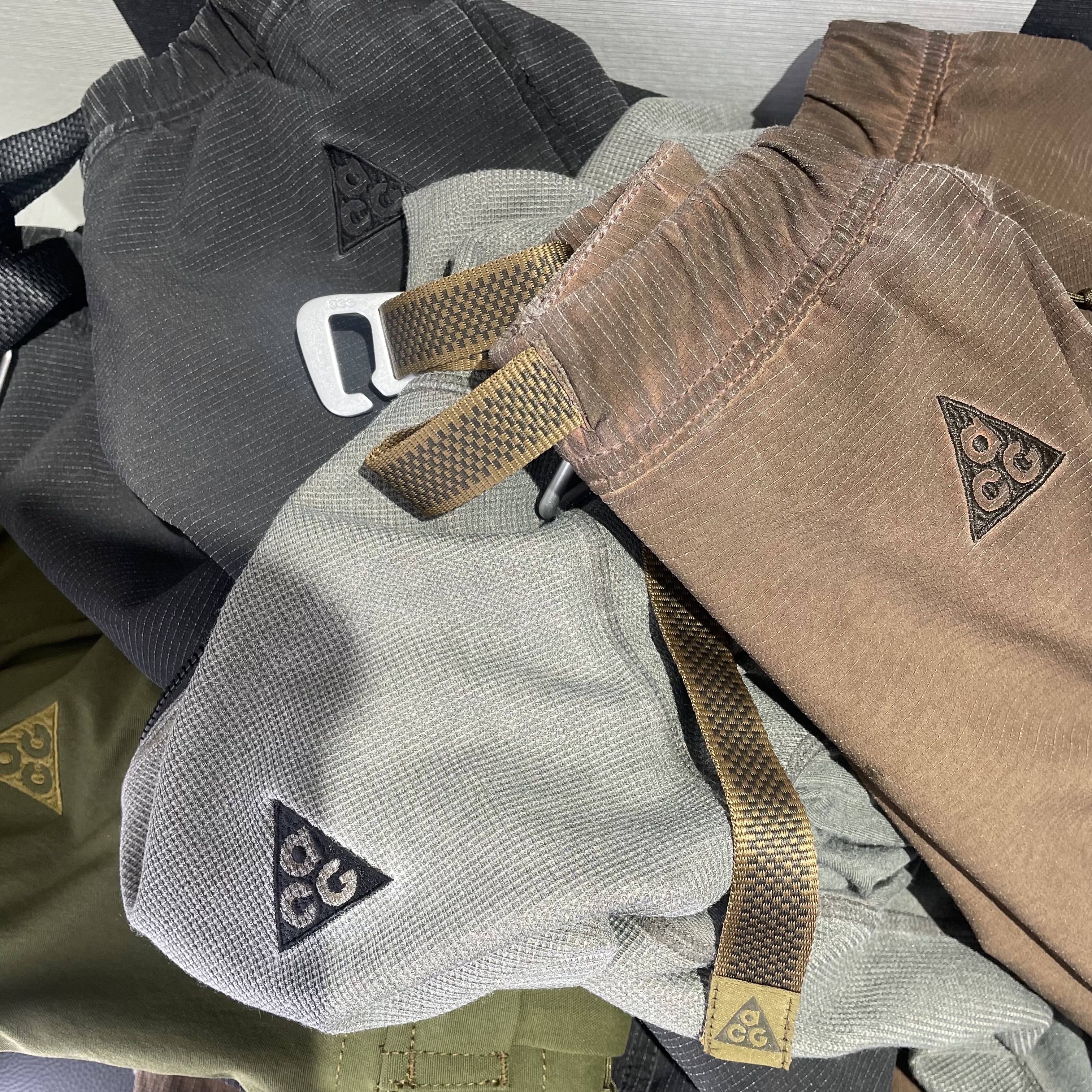 Nike ACG Smith Summit Cargo Pants Rough Green - Asia, Nike NRG Dri-Fit ACG ADV Steeple Rock Half Zip Base Layer Black - Asia 착용 스타일
