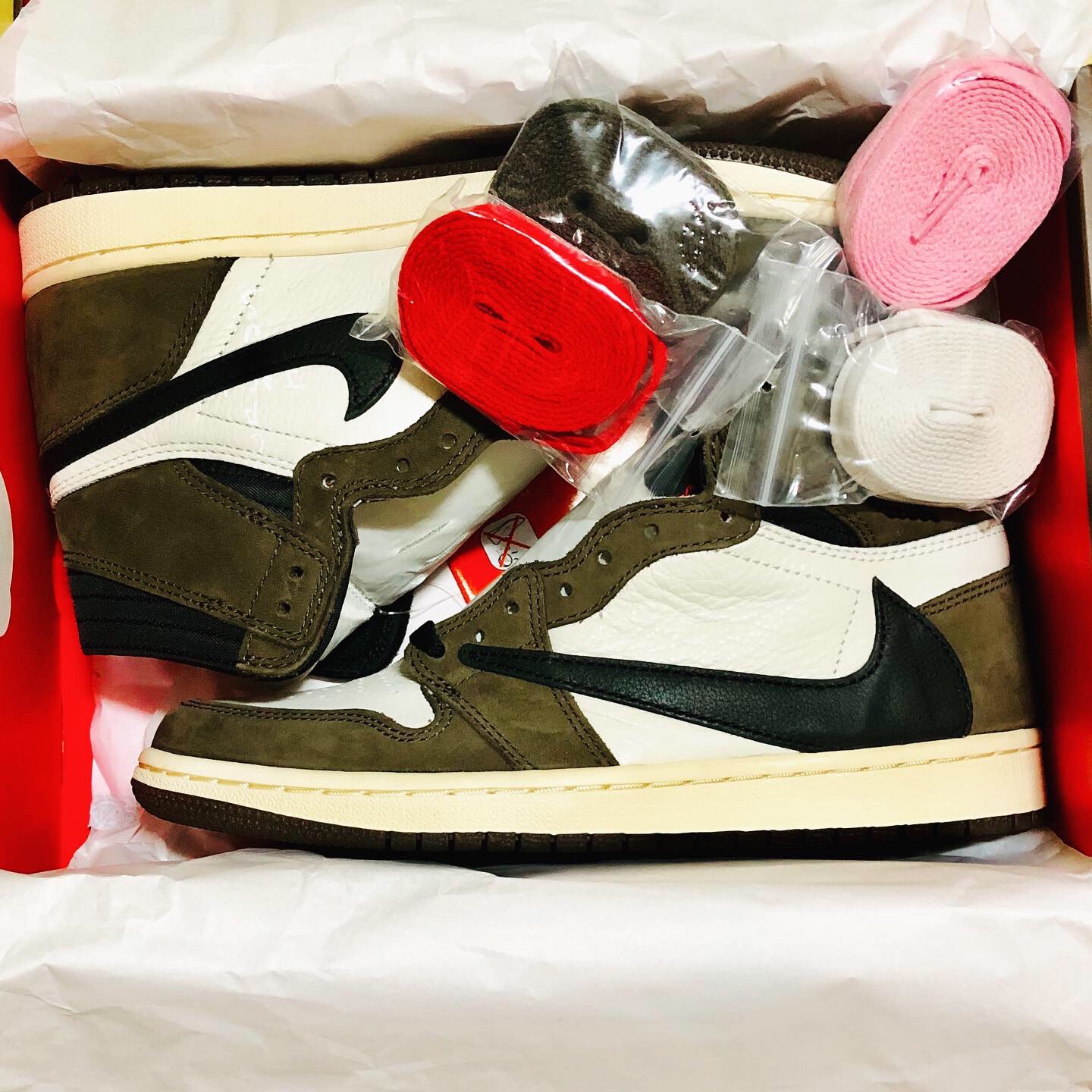 Jordan 1 x Travis Scott Retro High OG SP Mocha 착용 스타일 - 2
