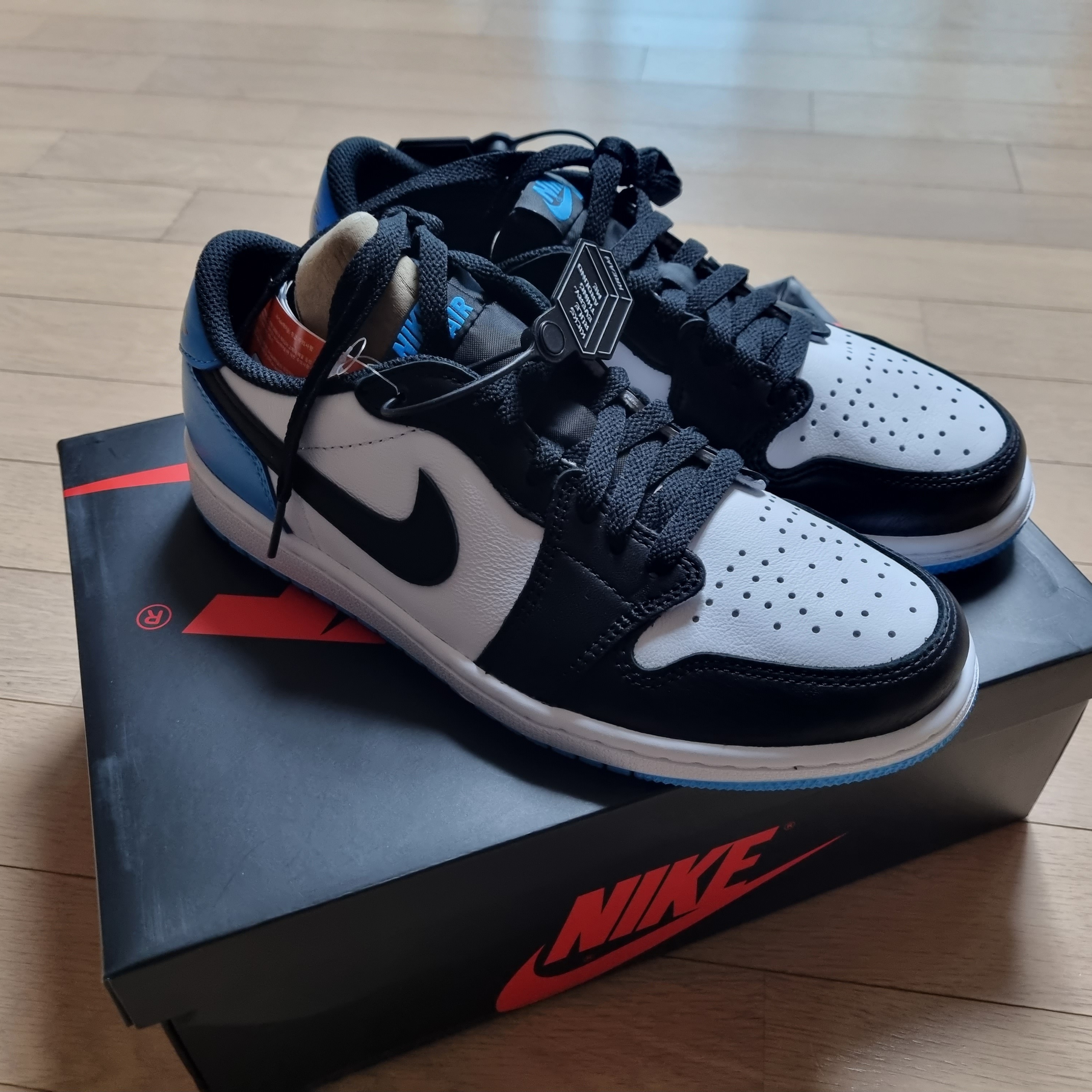 Jordan 1 Retro Low OG Black and Dark Powder Blue 착용 스타일