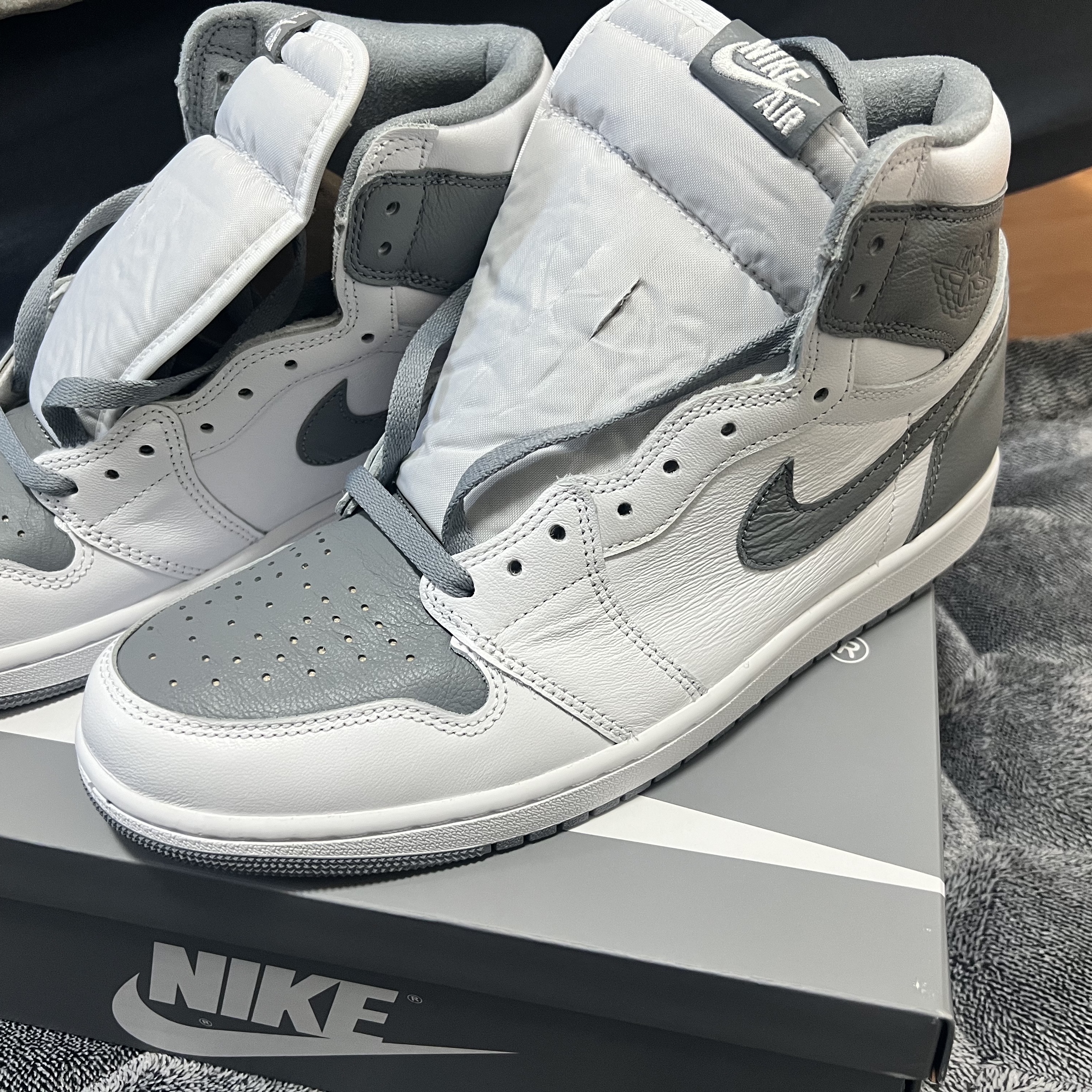 Jordan 1 Retro High OG Stealth 착용 스타일 - 2